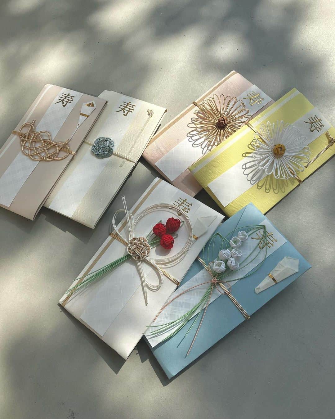 kaene －カエン－さんのインスタグラム写真 - (kaene －カエン－Instagram)「- new in -  ご祝儀袋のお取り扱いをスタートしました。  右上から…  ▪︎マーガレット ▪︎すずらん　 ▪︎チューリップ ▪︎菜の花 ▪︎プラチナ  作家さんが、水引から紙織りまで 全て手作業で作られているご祝儀袋。  出産祝い、春のお祝い事、ご結婚祝い…ぜひ大切な方への贈り物にお選びください。  ____________________________  「みめよい祝儀袋」  水引を結ぶ事。 それは人と人を結ぶこと。 素敵な日本の伝統です。  御祝儀袋は"気持ち"の贈り物。 日本の伝統的な贈る文化です。  渡す前から渡す日が楽しみに。 手に取った方の喜びに。  気持ちが伝わる御祝儀袋で 皆が嬉しい気持ちになりますように𓈒𓏸  ____________________________  #kaene #結婚式  #水引 #ご祝儀袋  #贈り物」4月28日 12時10分 - kaene_official