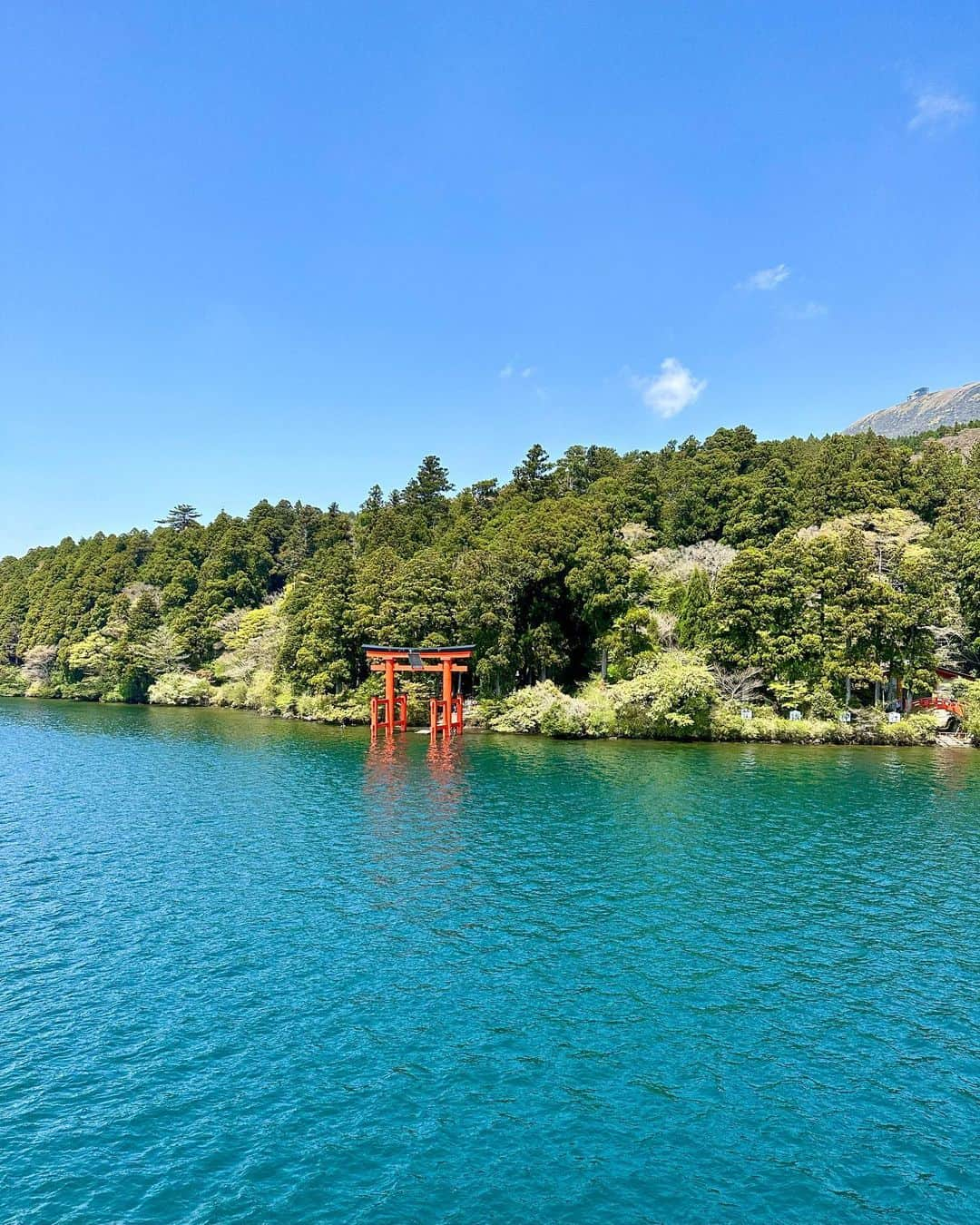 加藤瑠美さんのインスタグラム写真 - (加藤瑠美Instagram)「⛴️🩵💙🩵  箱根旅行続き🫶 2日目は芦ノ湖遊覧船に乗りました🛳️ 40分ほどでくるっと芦ノ湖を周遊できるの✨ 箱根神社や富士山、ロープウェー、海賊船などなど、色々なものが見られて楽しかった〜👀 デッキは風が強かったけど見晴らしが良く空気も爽やか🍃 子連れにはちょうど良い時間で楽しめました👨‍👩‍👧‍👦  #子連れ旅行#子連れお出かけ#子連れスポット#子連れ旅#箱根#年子#年子兄妹#芦ノ湖遊覧船#遊覧船#芦ノ湖#箱根旅行」4月28日 12時11分 - katorubi