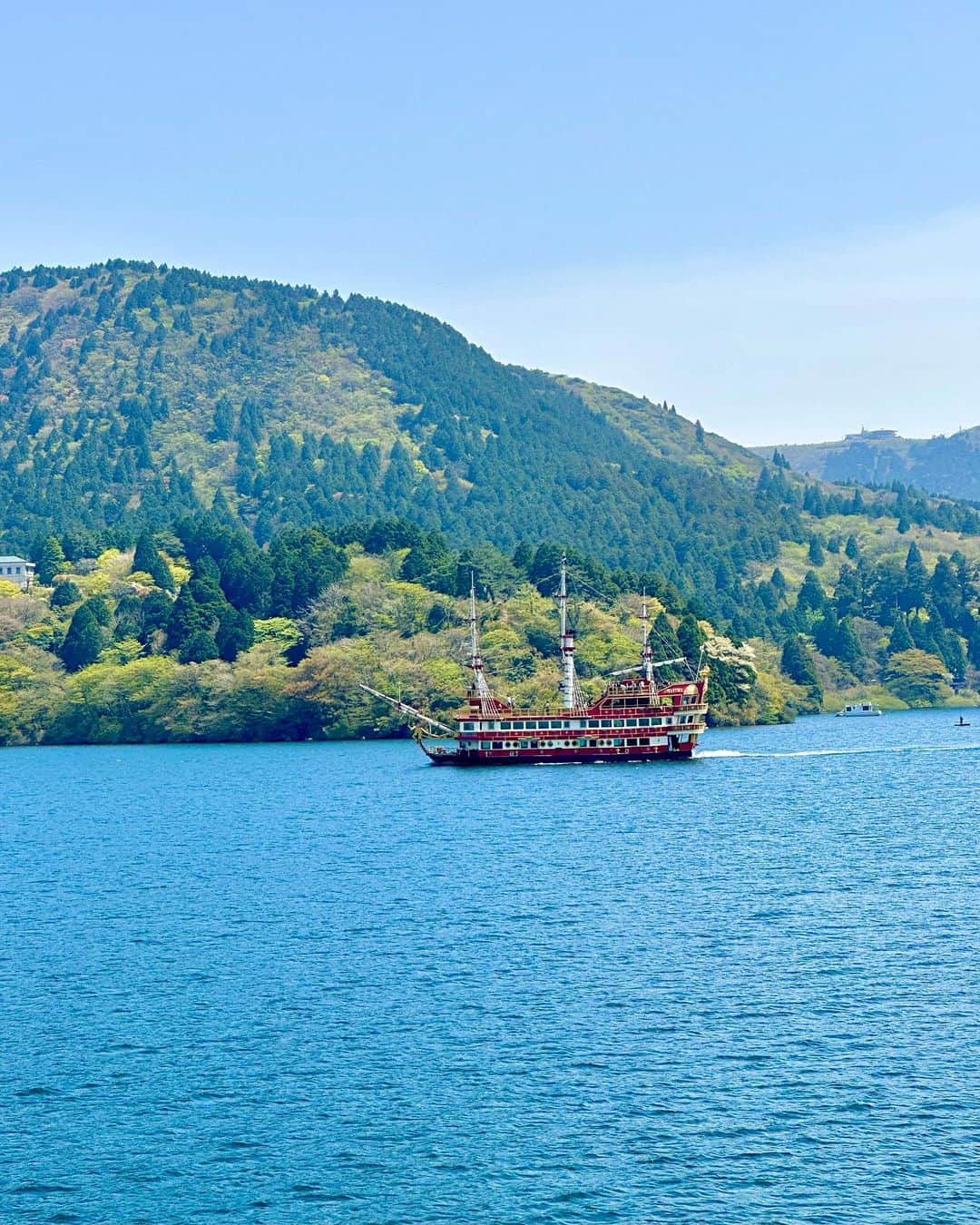 加藤瑠美さんのインスタグラム写真 - (加藤瑠美Instagram)「⛴️🩵💙🩵  箱根旅行続き🫶 2日目は芦ノ湖遊覧船に乗りました🛳️ 40分ほどでくるっと芦ノ湖を周遊できるの✨ 箱根神社や富士山、ロープウェー、海賊船などなど、色々なものが見られて楽しかった〜👀 デッキは風が強かったけど見晴らしが良く空気も爽やか🍃 子連れにはちょうど良い時間で楽しめました👨‍👩‍👧‍👦  #子連れ旅行#子連れお出かけ#子連れスポット#子連れ旅#箱根#年子#年子兄妹#芦ノ湖遊覧船#遊覧船#芦ノ湖#箱根旅行」4月28日 12時11分 - katorubi