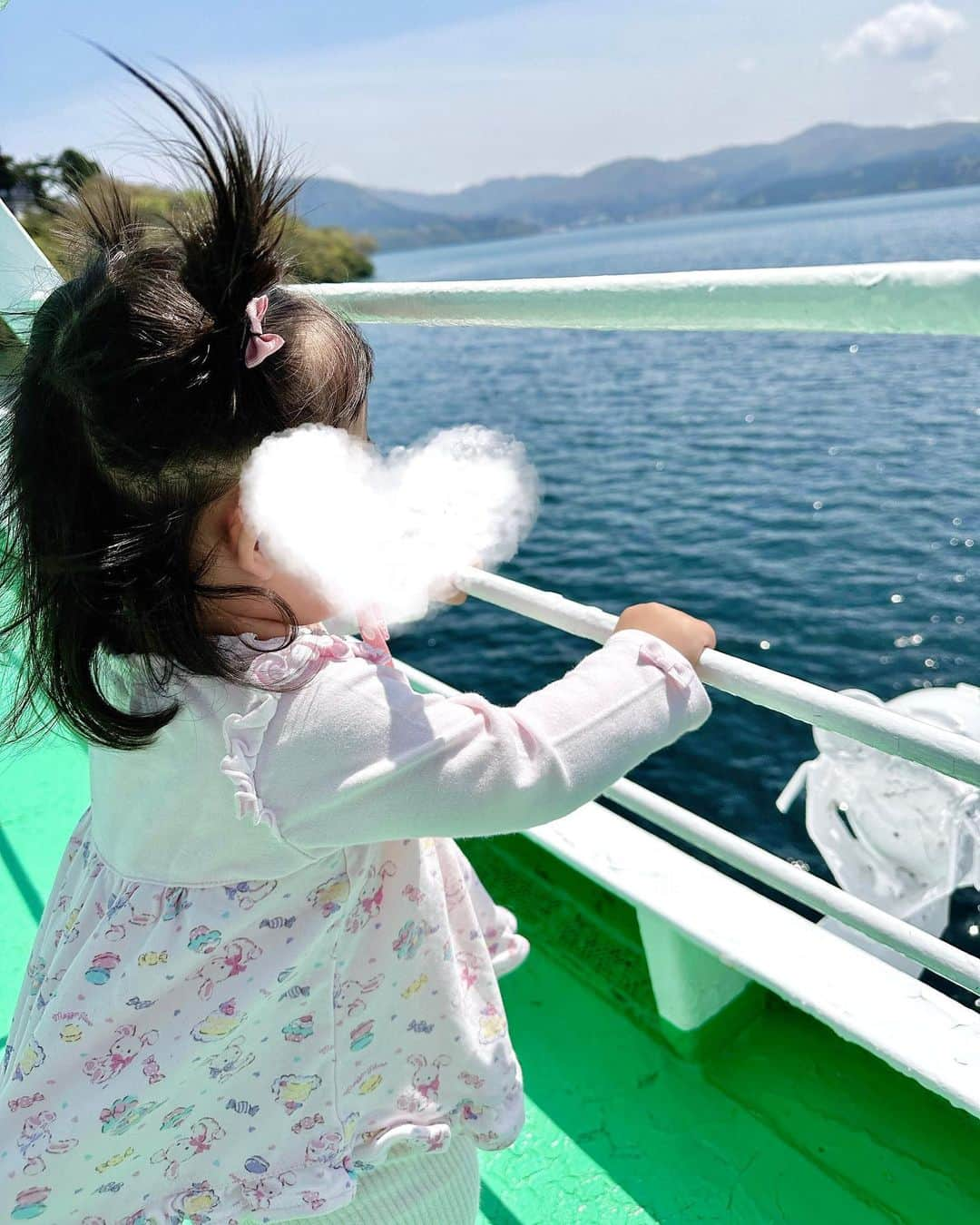 加藤瑠美さんのインスタグラム写真 - (加藤瑠美Instagram)「⛴️🩵💙🩵  箱根旅行続き🫶 2日目は芦ノ湖遊覧船に乗りました🛳️ 40分ほどでくるっと芦ノ湖を周遊できるの✨ 箱根神社や富士山、ロープウェー、海賊船などなど、色々なものが見られて楽しかった〜👀 デッキは風が強かったけど見晴らしが良く空気も爽やか🍃 子連れにはちょうど良い時間で楽しめました👨‍👩‍👧‍👦  #子連れ旅行#子連れお出かけ#子連れスポット#子連れ旅#箱根#年子#年子兄妹#芦ノ湖遊覧船#遊覧船#芦ノ湖#箱根旅行」4月28日 12時11分 - katorubi