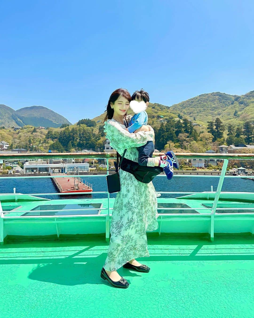 加藤瑠美さんのインスタグラム写真 - (加藤瑠美Instagram)「⛴️🩵💙🩵  箱根旅行続き🫶 2日目は芦ノ湖遊覧船に乗りました🛳️ 40分ほどでくるっと芦ノ湖を周遊できるの✨ 箱根神社や富士山、ロープウェー、海賊船などなど、色々なものが見られて楽しかった〜👀 デッキは風が強かったけど見晴らしが良く空気も爽やか🍃 子連れにはちょうど良い時間で楽しめました👨‍👩‍👧‍👦  #子連れ旅行#子連れお出かけ#子連れスポット#子連れ旅#箱根#年子#年子兄妹#芦ノ湖遊覧船#遊覧船#芦ノ湖#箱根旅行」4月28日 12時11分 - katorubi