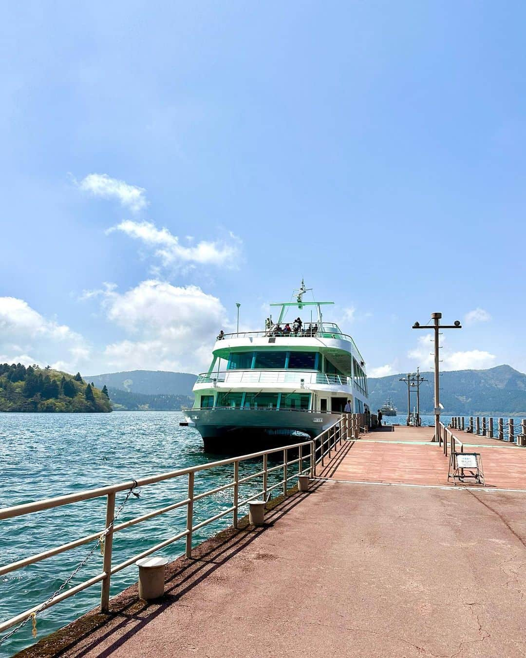 加藤瑠美さんのインスタグラム写真 - (加藤瑠美Instagram)「⛴️🩵💙🩵  箱根旅行続き🫶 2日目は芦ノ湖遊覧船に乗りました🛳️ 40分ほどでくるっと芦ノ湖を周遊できるの✨ 箱根神社や富士山、ロープウェー、海賊船などなど、色々なものが見られて楽しかった〜👀 デッキは風が強かったけど見晴らしが良く空気も爽やか🍃 子連れにはちょうど良い時間で楽しめました👨‍👩‍👧‍👦  #子連れ旅行#子連れお出かけ#子連れスポット#子連れ旅#箱根#年子#年子兄妹#芦ノ湖遊覧船#遊覧船#芦ノ湖#箱根旅行」4月28日 12時11分 - katorubi