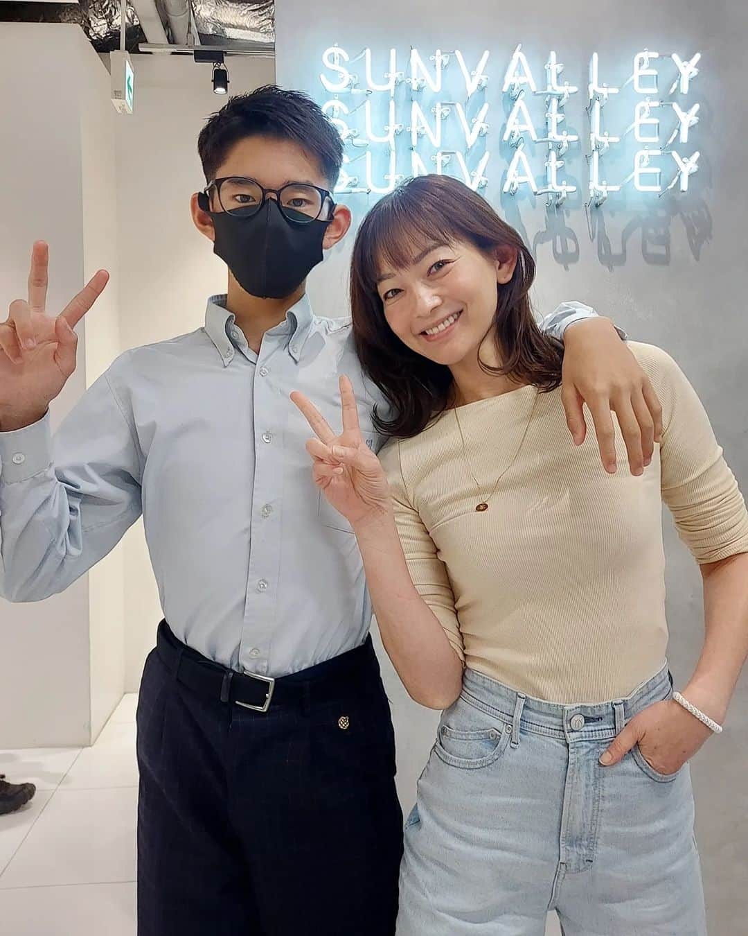 佐藤純さんのインスタグラム写真 - (佐藤純Instagram)「息子とSUNVALLEYへ✂️  @_sunvalley_ @shibuken_sunvalley  私も平羅もカットはしぶけんにおまかせ～😊  めっちゃカッコよくしてくれたー😍  私も今回はかなり切ったよ✂️  カラーもトリートメントしてサラッサラ～✨  SUNVALLEY に美香本があって、はぁ可愛い❤️はぁ可愛い❤️ってずっと言いながらみてた📖  @mikaofficial99  中3男子も、『美香ちゃん可愛い～😍』って😉  でしょー‼️美香ちゃん可愛いんだよー‼️ってもはや親族😁  美香ちゃん❤おめでとう🎊  髪もさっぱりして、ふたりでルンルンで帰りました🚙  ありがとー😆💕✨しぶけーん🙌  #sunvalley  #サンバレー #渋谷謙太郎 さん #表参道 #美容室 #ヘアカット #セミロング #中3男子 #美香本 #一生美人本 #マジ可愛い #ママ #ママモデル #モデル #mama #mamamodel  #model」4月28日 12時14分 - junsatoidea