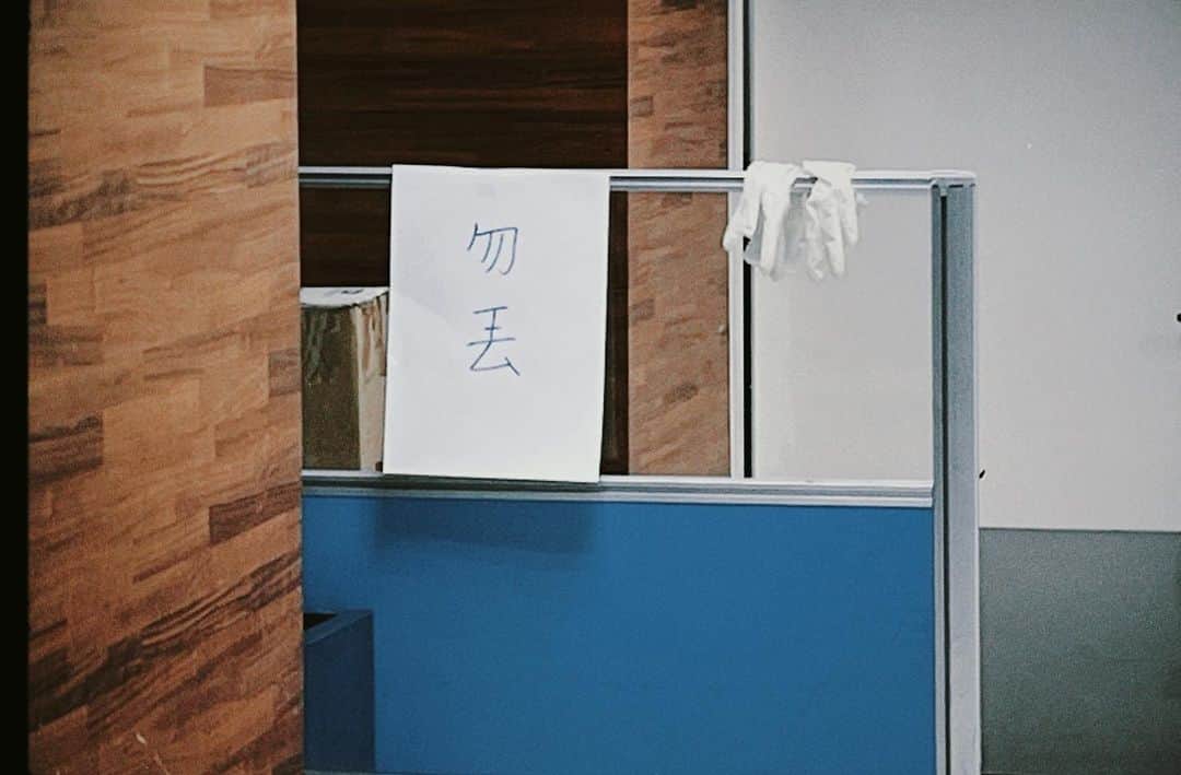 ウェイ・ルーシュエンのインスタグラム：「生命裡總是有太多突發的「一瞬間」，一瞬間的美好，一瞬間的驚嚇，一瞬間的情感，一瞬間的消失，人和人之間的關係，變幻無常卻更加美麗嗎？  斷崖式的沈默甚至震耳欲聾。  一下聽得見，一下聽不見，一邊聽得見，一邊聽不見，這樣的反覆，完全抓不準鼻子和耳朵想怎麼樣，導致注意力沒辦法非常集中，但仍然要工作的狀態，我盡力保持樂觀。  終於回到台北做檢查，醫生說耳朵出血了，我看見兩邊耳膜上各有一條血跡，但是醫生說快好了，醫生說我不會聾，拿了鼻子過敏的藥和噴劑，好好休息應該就會慢慢恢復了。  接下來要開始準備5月13、14日的小巨蛋，一首接著一首的歌會把我再一次的縫合吧，如果我已經是一塊一塊的拼圖，請把我拼回去，找不到的拼圖就，不要了。  但我相信所有失去的都會以另一種方式歸來。  謝謝身邊一起工作的同事，謝謝他們的包容和照顧，謝謝關心我的朋友們，謝謝大家的愛，我希望我很快就會痊癒！  #雨都下完了我身上的衣服都還沒有乾 #想念會逐漸在潮濕的距離裡逐漸被夢覆蓋 #to_be_continued」