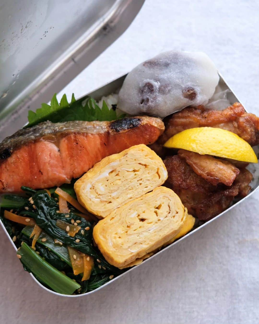 わたをさんのインスタグラム写真 - (わたをInstagram)「しゃけ弁  よく蓋は？と言われるけど 普通に閉めてて開けたとこ たまごがちょいつぶれた👺  しゃけ、唐揚げ、ナムル たまご焼き、豆だいふく✌  #わた弁 #弁当 #お弁当 #bento #Yummy #delicious #Japan #Japanesefood #Japaneselunch #bentobox #lunchbox」4月28日 12時34分 - watao.n