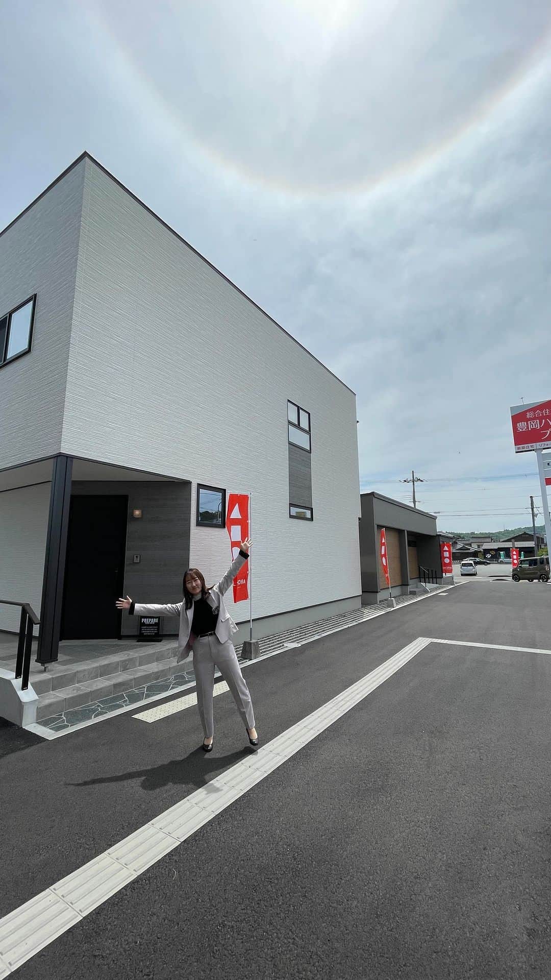 homelife 夢を叶える暮らし方のインスタグラム：「【豊岡店】モデルハウスのルームツアー✨  皆様のいいね❤コメント💭が励みになります☺️ インスタの仕様変更に伴い、フォローして頂いても通知が届きにくい可能性があるようです🥲 通知設定をして頂けると嬉しいです🔔  ＿＿＿＿＿＿＿＿＿＿＿＿＿＿＿ " #世界一あなたらしい住まいを " 「すべての人に最高の住まいを届けたい」 デザイン、品質、価格、どれも妥協しない家づくりを追求しています。 アーキホームライフは大阪・京都・兵庫・奈良・和歌山（一部）・福井（一部）で家づくりをしている会社です🏘 ＿＿＿＿＿＿＿＿＿＿＿＿＿＿＿ ☆グッドデザイン賞2020 ☆ハウスオブザイヤーインエナジー2021 ☆SUUMO関西工務店ランキング1位 ＿＿＿＿＿＿＿＿＿＿＿＿＿＿＿  #アーキホームライフ  #新築  #注文住宅  #家づくり  #新居  #自由設計  #空間デザイン #関西ナンバーワンの住宅メーカー  #平屋の家 #パッシブデザイン」