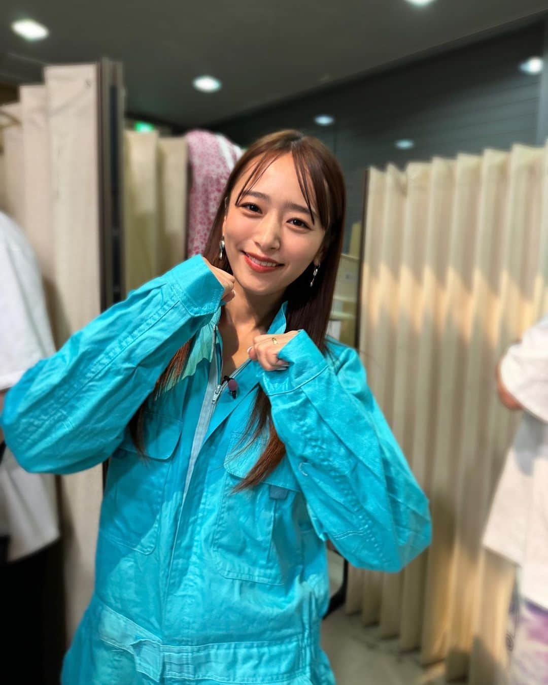 近藤千尋のインスタグラム：「ラヴィットありがとうございました🙆‍♀️🤍 今日も１時間オープニングでしたね💕笑 みんなでゲームしてわいわい🫶🏻 #それスノチーム　ということで 青色のツナギを早着替え🫨🩷 ワンピースの下に忍ばせて。。 たくさん笑った朝☀️❗️  tops @cinoh_official one-piece @dreamsisterjane pierce @caki.jewelry shoes @katespadejapan  #近藤千尋衣装  そしてそして 夕方はアップ！生放送見てね💕  名古屋へ移動中🚄🫶🏻  素敵な週末をお過ごしくださいね❤️」