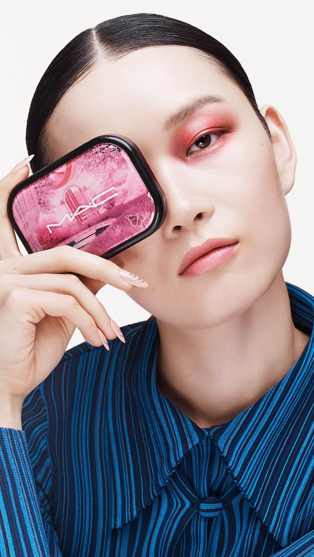 M∙A∙C Cosmetics Japanのインスタグラム：「＼本日オンライン＆全国発売／ カラフルに、クリエイティブに🎨 ひと塗りで鮮やかな発色が8時間続く*、なのに心地よい付け心地。 よりクリーミーで、高発色、高密着の「コネクト イン カラー アイシャドウ パレット」が新登場✨  今なら、対象製品を含む税込11,000円以上のお買い上げで、｢4in1 メイクブラシ｣をプレゼント🎁 (数量限定なくなり次第終了) 【対象店舗・対象製品】 ■M·A·C カウンター全店舗 :アイシャドウパレット全製品 ■M·A·C 公式オンラインショップ : コネクト イン カラー アイシャドウ パレット x 6　全4種、 コネクト イン カラー アイシャドウ パレット x 12　全3種 ※コネクト イン カラー アイシャドウ パレット以外のアイパレットは、プレゼント対象外となります  *化粧持ち(色持ち)データ取得済み。(当社調べ。効果には個人差があります。) #MACコネクトインカラー #MACCONNECTINCOLOUR #次世代アイパレット #MACアイシャドウ」