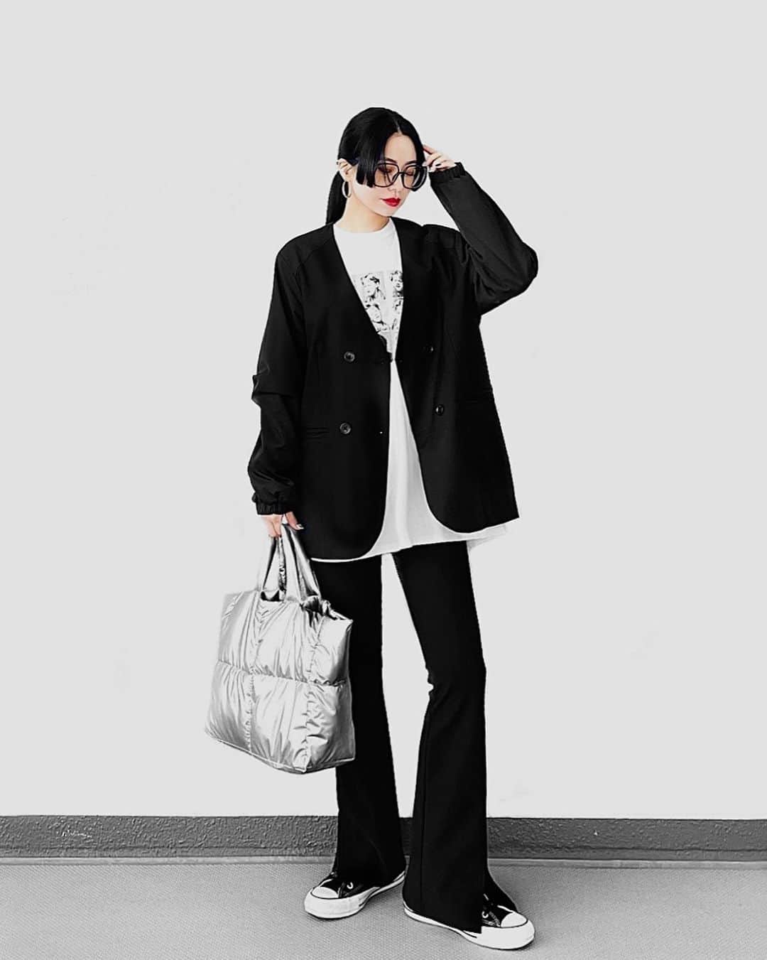 lve_xxxxのインスタグラム：「. . 🪩  ﾓﾉﾄｰﾝにｼﾙﾊﾞｰ小物入れるん好き。  今時期ってか私は冬場もだけど 大活躍してるMA-1ﾃﾞｻﾞｲﾝｵｰﾊﾞｰｼﾞｬｹｯﾄ  今日からAi select SALE始まってるので買った方がいいよ！←  私ももう一着ｽﾄｯｸ買いした！笑 だって、これ可愛いんだもん←  大大大お気に入りのｽﾘｯﾄﾊﾟﾝﾂもSALE大丈夫👏 ｽﾄｰﾘｰｽﾞにSALEのURL貼っておきま✌️  前髪お気に入り。 眼鏡かけたらさらにええ感じ♬ (突然どーした)  #wear更新  .」