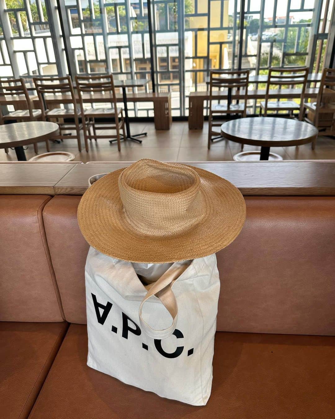 kannnaのインスタグラム：「シャツワンピディ😙👒 サラッと着れてよく来てるワンピ♡ トートバッグでちょとカジュアルに♪ 今なら１０００円OFFでゲットできるよ！ coupon code → SPECIALGW23」