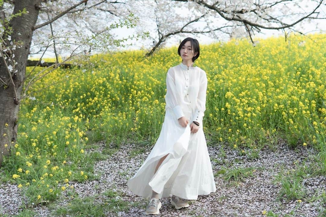 江守沙矢さんのインスタグラム写真 - (江守沙矢Instagram)「桜の絨毯と菜の花 座ってると上から桜吹雪が降ってきます🌸  ちなみに菜の花はめっちゃ花粉つきますｗ  #熊谷桜堤 #日本桜100選 #日本さくら名所100選  #桜 #sakura #桜と菜の花 #日本の桜 #springflower #springday #kumagaya #ポートレート #portrait #springflower  #japanspring #japanesegirl  #さくら  #photo #photography 　#jalan_sakura2023 #sakuraportraits  #写真に物語を #物語のある写真を撮りたい  #カメラで日常に魔法を  #絵みたいな写真  #カメラ女子 #季節のポートレート #カメラのある生活　#透明感のある世界 #日々是好日　#日常をドラマチックに #日常をきりとる」4月28日 12時37分 - saya_emori