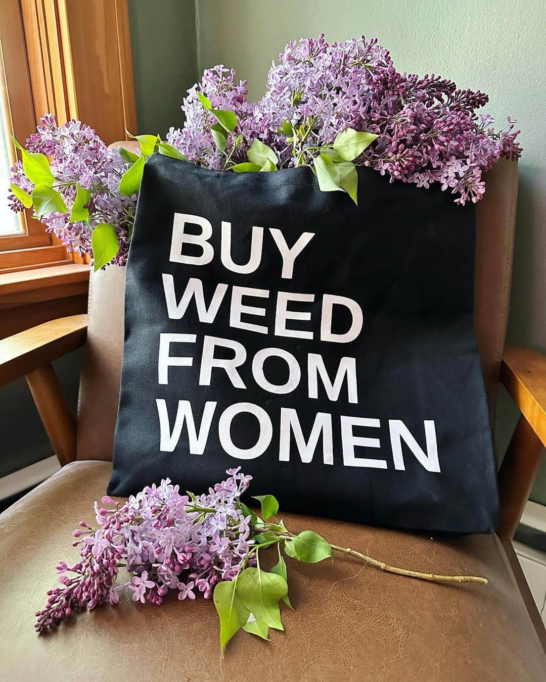 リズ・チェルカソワのインスタグラム：「Lilac season is the best season.」