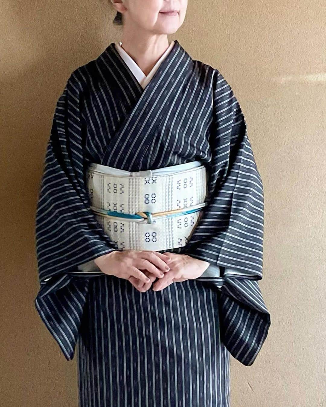 山崎陽子のインスタグラム：「炉の名残 お茶稽古へ。次は風炉…半年のはやいこと。 #kimono #お召 #矢代仁 #シルクラブ  #首里織 #ロートン織 #新垣みどり  #奈良組 #埴破 #道明  #村田あき子さんの帯揚げ #染織工藝むら田」