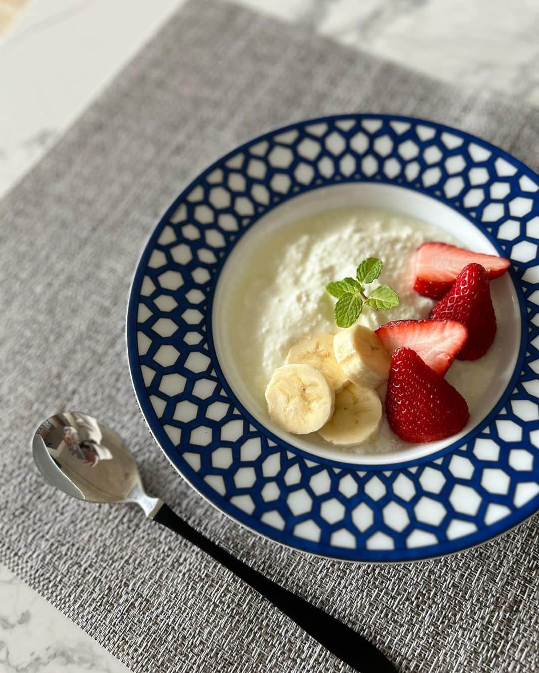 冨張愛さんのインスタグラム写真 - (冨張愛Instagram)「⼿作りヨーグルト🥣 気になっていたBRUNOのコンパクト発酵メーカーで作ってみた🤍フレッシュでみずみずしい、良い意味で⽢さのない素材の味が美味しい🥛 コンパクトで⾷材を⼊れてボタンを押すだけで完成するので発酵⾷品を作ったり低温調理も気軽に楽しめるのです◎ スタイリッシュなデザインも好き。  #instagood #instafood #kitchen #food #breakfast  #healthy #yogurt #発酵メーカー #発酵食品 #ヨーグルト #手作りヨーグルト #フルーツ #フルーツヨーグルト #朝食 #料理 #家電#ヨーグルト #ブルーダイユール #ヘルシーメニュー #ヘルシー #BRUNO #ブルーノ #BRUNOがある暮らし #コンパクト発酵メーカー #ブルーノ発酵メーカー #ヨーグルトメーカー」4月28日 12時45分 - megumitomihari
