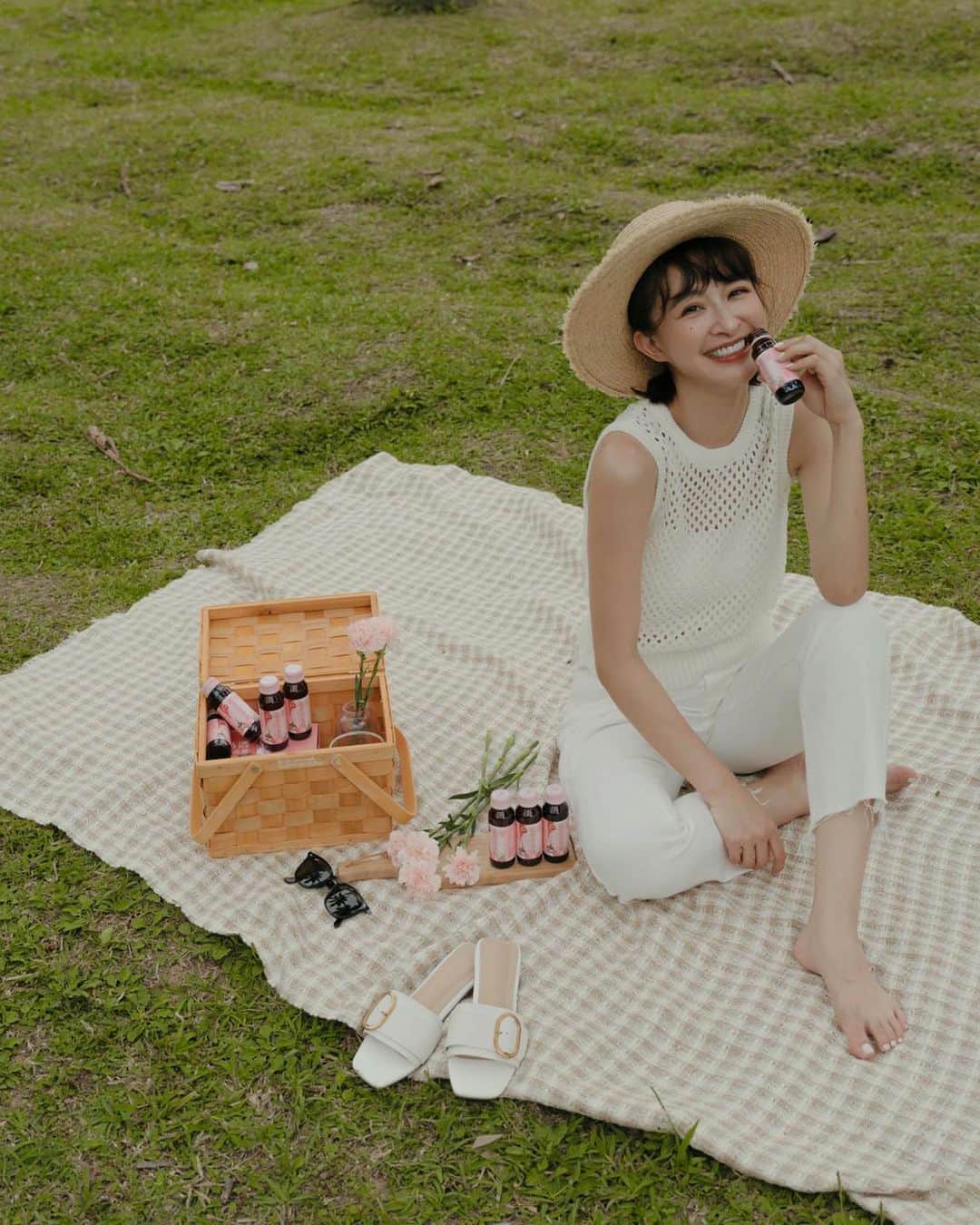 Kerinaのインスタグラム：「兩隻第一次陪媽媽拍 葡萄王晶透雪亮飲時還在肚子裡 第二次是才七個月大的時候 好懷念那坐還坐不穩的萌呆模樣👶🏻👶🏻 這次又跟著媽媽一起來公園野餐 搶著玩疊高高的樣子太可愛啦💗  代言好幾年的 #葡萄王晶透雪亮飲 又有折扣囉‼️ 每次趁折扣我也會自己多囤幾箱 分享給好多朋友，喝過的人都說超好喝～ 雪亮飲是由蔬果發酵而成 所以喝起來是酸酸甜甜的口感 體內保養也是很重要 每天喝1瓶可以保持雪亮好氣色✨  感恩母親節特惠中 即日起～5/15 在葡萄王購健康網站消費 滿$2999輸入MOM300折$300 滿$4299輸入MOM520折$520  再送時尚蒸煮功能鍋(顏色隨機)  購買連結我放在限動唷🔗  #葡萄王  #晶透雪亮飲  #葡萄王購健康」