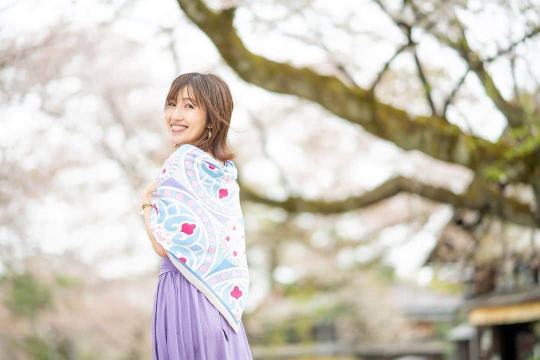 松浦彩さんのインスタグラム写真 - (松浦彩Instagram)「鶴岡シルク MAKINU ⠀ ⠀ 山形県鶴岡市で絹製品を手掛ける鶴岡シルクが新たにスカーフブランドを立ち上げました！ ⠀ 鶴岡市は日本で唯一、養蚕から染織まで絹製品のすべての工程がそろう街です。 ⠀ MAKINUは伸縮性のあるシルクIIを使用したやわらかく伸びやかな肌触り。これまでに触れたことのないしなやかさのシルクで、肌をやさしく包んでくれます🫧 ⠀ 天平時代の正倉院文様をモチーフに、日本生まれの色で鮮やかに染め上げられており、3種類の柄がそれぞれ2色ずつあり(4枚目参照)、どんな肌や目、髪の色の方も美しくみせてくれます✨ ⠀ わたしが身につけているのはRENJUのBlueです🦋  とても高級感があり、かさばらないので旅行にもぴったりだなと思いました。 わたしは旅先で出会った方と仲良くなることが多いのですが、急なお呼ばれやレストランに行くことになってもこのスカーフがあればきっと安心。 アレンジも多彩で、旅の心強い相棒になってくれそうです🫶🏻🌼  ⠀  This scarf is a new brand ‘MAKINU’ of Tsuruoka Silk Co. It is one of Japan’s silk textile makers.  Tsuruoka City is a very historical city. Silk was introduced from China via the Silk Road, and samurai warriors started silk production. ⠀ This scarf is very comfortable and luxurious to the touch. They fit beautifully on people of all skin, eye, and hair colors♡  If you travel to Japan, please try this product in Tsuruoka, Yamagata.  ⠀ 📍販売店舗 シルクミライ館 鶴岡市羽黒町松ヶ岡字松ヶ岡25 営業時間　9:00-16:00 定休日　　水曜日（※祝日の場合は翌日） ⠀ photo by @furewa.kei  圭介さんにとても素敵に撮っていただきました！MAKINUのことをみなさまにも知っていただきたいのでまたアップします☺️  @takeru_highcloud @high_cloud_990  ⠀ #鶴岡シルク #MAKINU #silkscarf #silk #japanesefashion #silkfans #scarf #scarfstyle #scarffashion #スカーフコーデ #スカーフアレンジ #シルク #japaneseculture #japaneseart #japanesesouvenir #souvenirjapan #日本土産 #良いものを長く #山形観光 #山形旅行 #yamagata #山形 #鶴岡市 #tsuruoka #山形土産 #松ヶ岡開墾場 #英語勉強中」4月28日 12時54分 - ayamatsuura.s