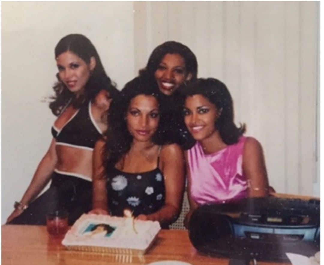 クラウディア・ジョーダンのインスタグラム：「#TBT Martha’s Vineyard 1996!!! @corporatebarbie_ @sonysmithy #TanyaCougan #NewEnglandGirl」