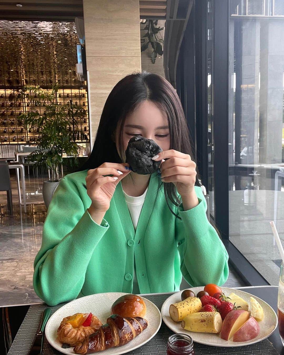 キュリ さんのインスタグラム写真 - (キュリ Instagram)「#광고  Good morning~ at the restaurant ‘SALLE’🌿🪨🥢」4月28日 12時54分 - qtfreet