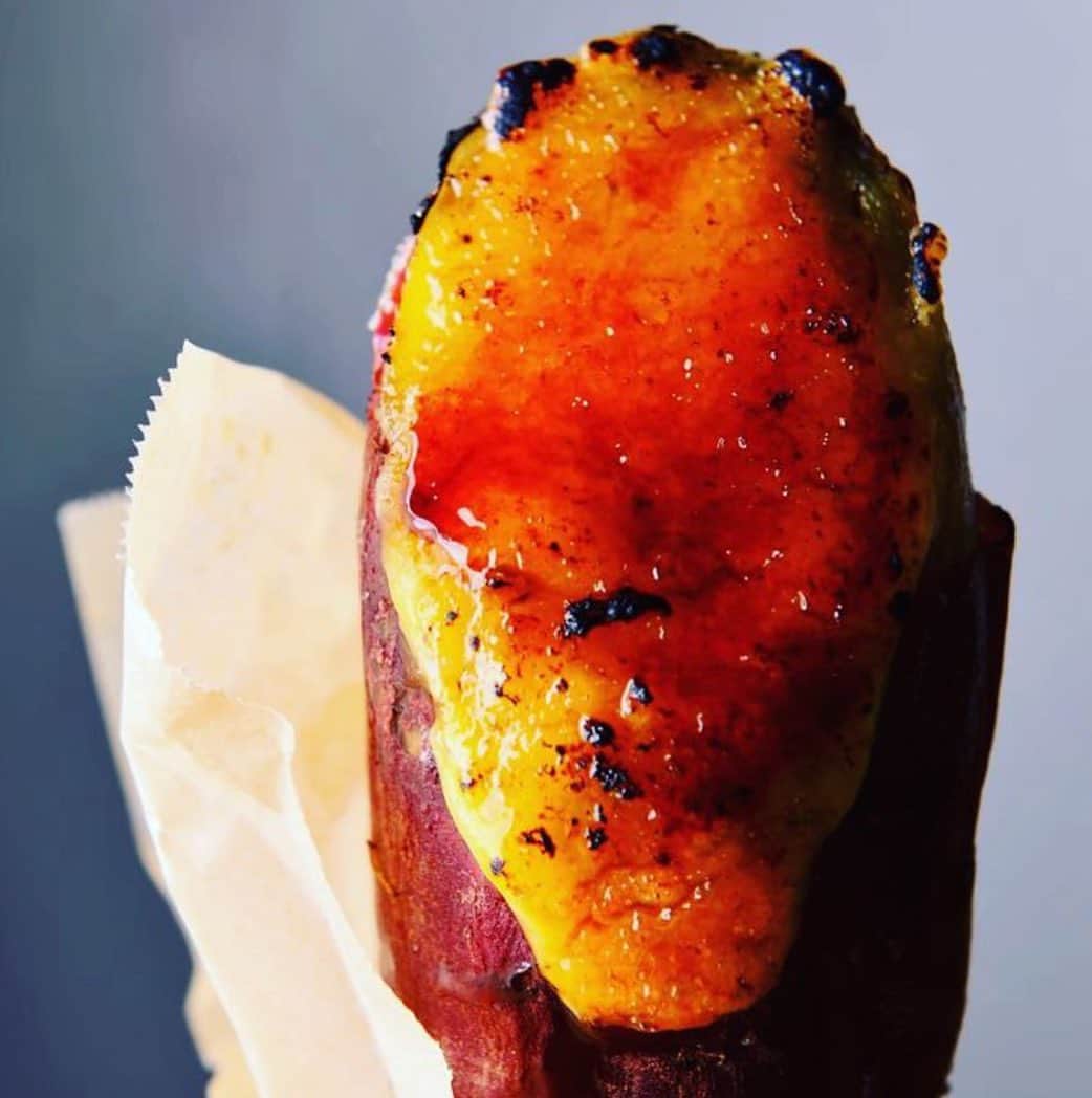 potatolaboのインスタグラム：「🍠 こんにちは！ POTATOLABO阪急西宮ガーデンズ店です🤗 いつもご利用ありがとうございます♫  本日は「蜜芋ブリュレ」のご紹介です🍠  あったかい焼き芋に、カスタードをはさみ、その場でキャラメリゼする贅沢な組み合わせ😳 甘くて美味しい 甘いもの好きにはたまらない 至福の味わいです💕 スタッフはいつもブリュレを作る時、 キャラメリゼの香りが良すぎて 「おいしそぅ…」 と言葉に出してしまいます☺️  Uber Eatsでの販売もございます！ 是非ご利用くださいませ☆  本日も20時まで営業しております♫ 皆様のご来店、お待ちしております🤗  #potatolabo #sweetpotatoes #さつまいも #さつまいもスイーツ #芋スイーツ #お芋スイーツ #ポテトラボ #お芋 #🍠 #グルテンフリー #大学芋 #スイートポテト #阪急西宮ガーデンズ #西宮市 #スイーツ巡り #ラテ #パフェ #安納芋 #べにはるか #スカッシュ#ブリュレ#クレームブリュレ#蜜芋ブリュレ」