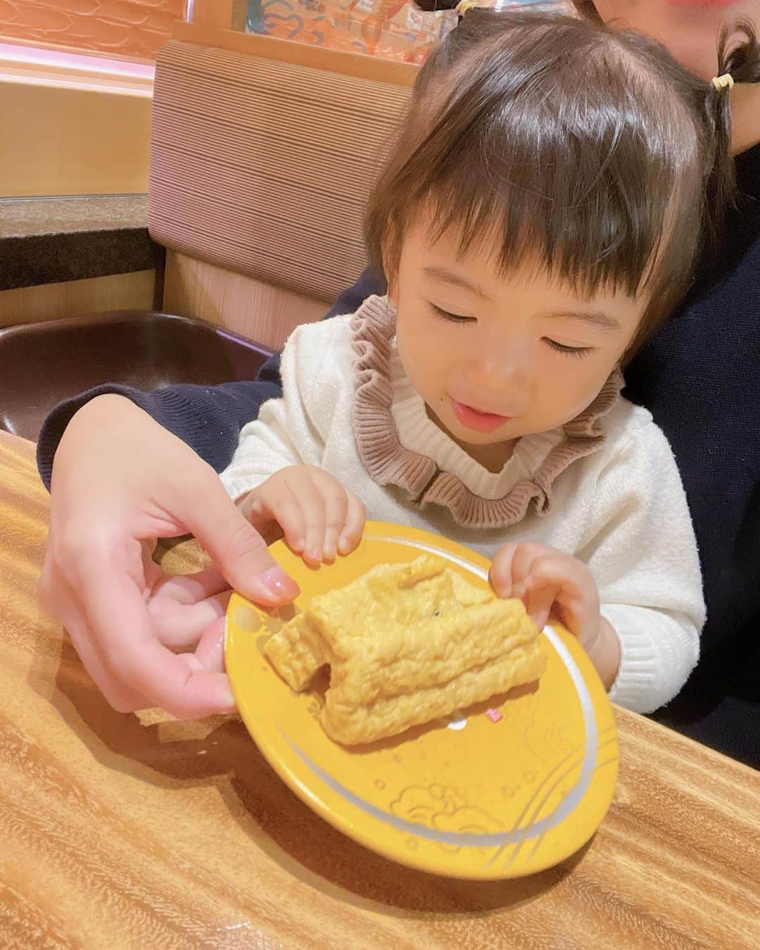 矢端名結さんのインスタグラム写真 - (矢端名結Instagram)「親子3代でゆったり金沢旅♥️ 食べ物は美味しいし、観光地がコンパクトにまとまっているので赤ちゃん連れにもよかったです✨ 街並みも素敵で癒された〜！ あと娘が誰にでも手を振るもんだから、色んな人と話せて楽しい旅になりました🤍  #金沢 #石川 #ひがし茶屋街 #兼六園 #二十一世紀美術館 #石浦神社 #きまちゃん #もりもり寿司 #鼓門 #赤ちゃん連れ旅行 #旅行 #国内旅行 #2泊3日」4月28日 12時58分 - miyu_yabata