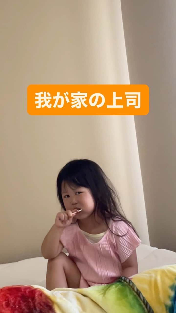 のインスタグラム：「なんか見張られてた😂  シカゴイベント楽しみだなぁ☺️  #我が家の上司 #前に横たわってるオカンには優しい #世知辛い #ぽる」