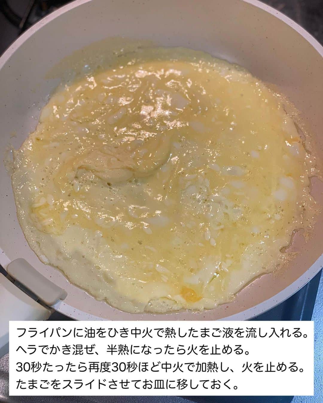山本菜月さんのインスタグラム写真 - (山本菜月Instagram)「⁡ ⁡ ⁡ ⁡ ┈┈┈┈┈┈┈┈┈┈┈••✼ キャベツの大量消費に！ とん平焼き ┈┈┈┈┈┈┈┈┈┈┈••✼ ⁡ ⁡ ⁡ こんにちは♡ なつき(@zubora_meshi_ )です😊 ⁡ 今日はキャベツの大量消費にぴったり とん平焼きのご紹介をします🤲 ⁡ ソース×マヨネーズは間違いない組み合わせ♡ たまごを綺麗に焼くコツや ハムを使うことで焼き時間を短縮させて なるべく簡単に作れるよう工夫してあります♩ ⁡ 良かったらお試しくださいね〜☺️ ⁡ ⁡ ⁡ ｡.ꕤ⌒⌒⌒⌒⌒⌒ꕤ⌒⌒⌒⌒⌒⌒ꕤ.｡ ⁡ ⁡ ⁡ 【1個分(1〜2人分)】 たまご 2個 マヨネーズ 大さじ1 →合わせまぜておく(たまご液) ハム 50g キャベツ 1/4玉 サラダ油 小さじ2 みりん 大さじ1 にんにくチューブ 小さじ1/2〜1 塩胡椒 適量 ソース、マヨネーズ、鰹節、青のり 適量 ⁡ 【作り方】 ①フライパンにサラダ油をひき中火で熱し 　たまご液を流し入れる。 　ヘラで回しながら半熟まで加熱したら 　一度火を止めて30秒放置する。 　再度中火で30秒加熱したら 　たまごをスライドさせてお皿に移しておく。 ②同じフライパンにキャベツ、ハムを入れ 　しんなりするまで炒める。 　にんにくチューブ、みりん、塩胡椒で 　味付けする。 ③たまごの上片側に②をのせ、折りたたむ。 　ソース、マヨネーズ、鰹節、青のりを 　かけて完成。 ⁡ ⁡ ⁡ ｡.ꕤ⌒⌒⌒⌒⌒⌒ꕤ⌒⌒⌒⌒⌒⌒ꕤ.｡ ⁡ ⁡ 最後までご覧頂きありがとうございます。 是非、食レポを聞かせてくださると嬉しいです♡ ⁡ ＊NATSU KITCHEN ＊」4月28日 13時02分 - zubora_meshi_