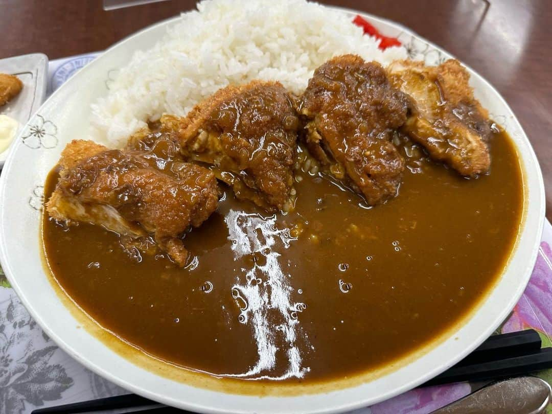 どさけんのインスタグラム：「今日のランチは山口市やまぐち元気食堂さんでチキンカツカレーの大盛りに白身魚のフライを添えて！大満足！お腹いっぱい！   #山口市ランチ  #山口ランチ  #やまぐち元気食堂  #大盛り  #チキンカツカレー  #安くて美味しい」