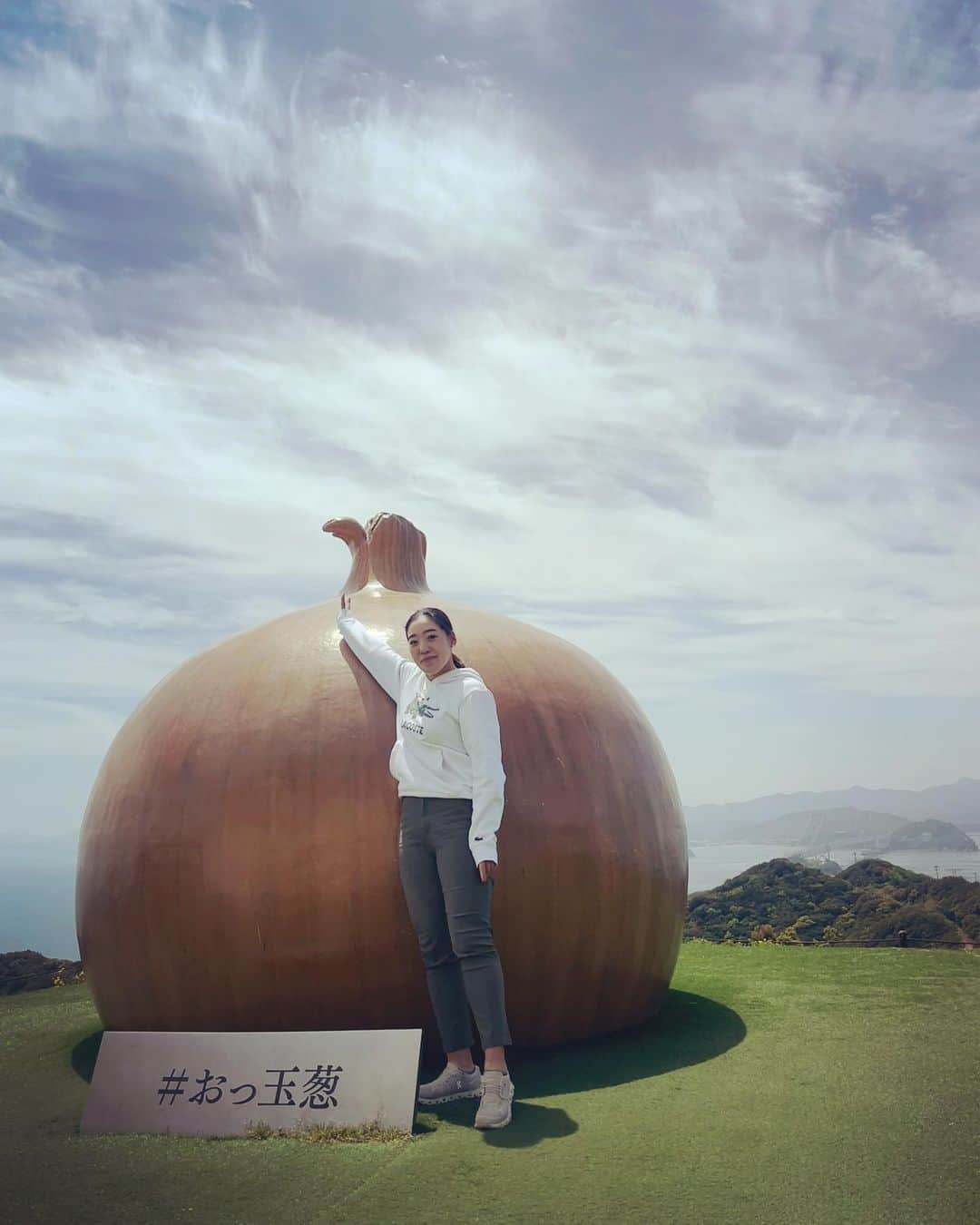 北村響のインスタグラム：「たくさんのお誕生日メッセージ ありがとうございました☺️ これからも頑張りますので 応援よろしくお願いします🙇‍♀️🙇‍♀️  今日は家族旅行です😎  #淡路島 #うずのおか大鳴門橋記念館  #家族 #ゴールデンウィーク #誕生日 #旅行」