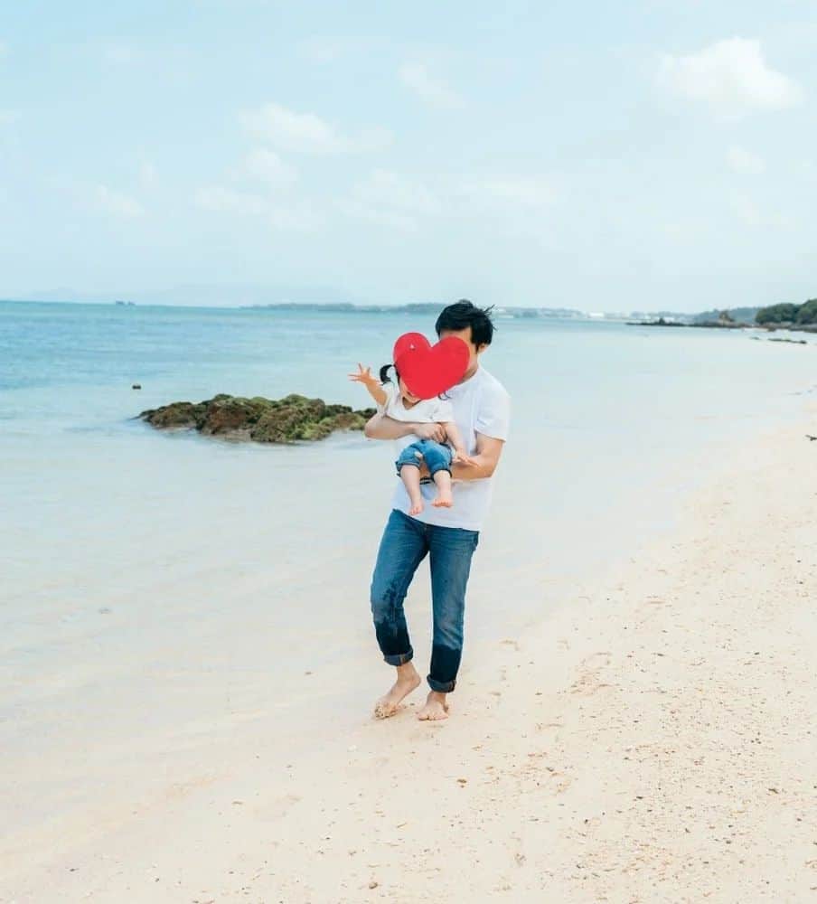 酒井千佳さんのインスタグラム写真 - (酒井千佳Instagram)「* 砂浜の珊瑚が痛いし 海水がつくとベタベタするし 早くホテル帰りたいよーえーん😭   だった 海より断然プール派シティガールな娘。   こんなに綺麗な海なのにねぇ。   前回投稿にも使ったこの写真たちは 今月沖縄旅行に行ったときに @sayukaphoto さんに 撮っていただいたもの。   沖縄本島は久しぶりだったけど お天気もよくて最高でした。   ストーリーやアメブロで詳しく書いてるよ。   #沖縄旅行 #沖縄ビーチ #子連れ沖縄旅行 #沖縄ロケーションフォト #沖縄ロケーション撮影 #ロケーション撮影 #家族写真 #ファミリーフォト #マタニティフォト #ステップファミリー #2歳 #2020年7月生まれ」4月28日 13時04分 - sakaichikaaaa