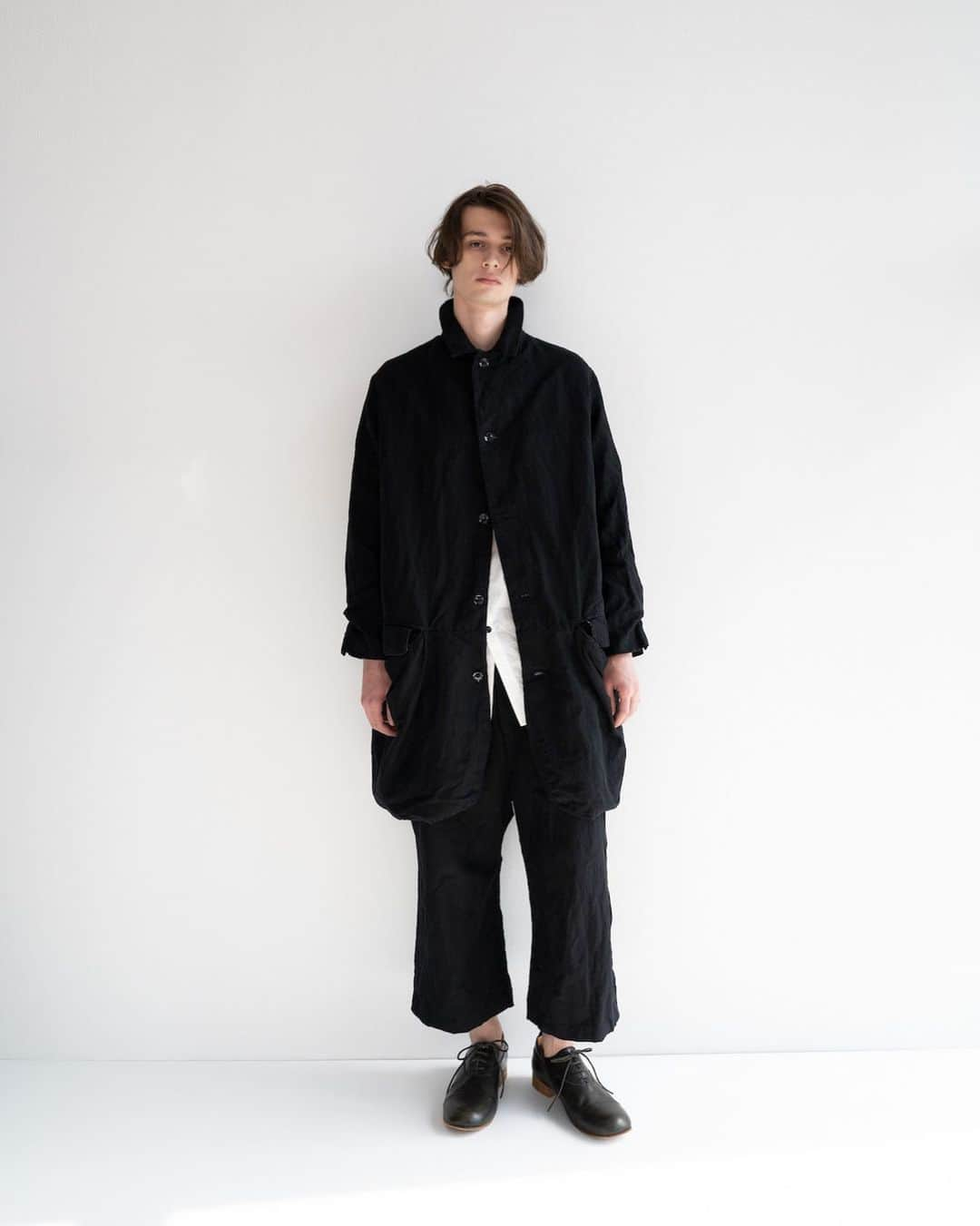 ガーメント リプロダクション オブ ワーカースのインスタグラム：「NEW AMISH COAT ニューアーミッシュコート BRETAGNE PANTS ブルターニュパンツ  Photographer : Munehisa Sakurada Photographer assistant : Eisuke Hasegawa Hair & Make-up : Hajime Ito (Crollar) Flower Architect : Genki Tanaka Flower Architect assistant : Rie Nogami Style coordination : Suiki Abe (CONFECTION) Web coding : Kosuke Shimizu General Direction : Takahiro Oda (CONFECTION) Models : Kirill 　　　　Iohany　 Special Thanks : Gonnosukezaka Studio  #garmentreproductionofworkers」