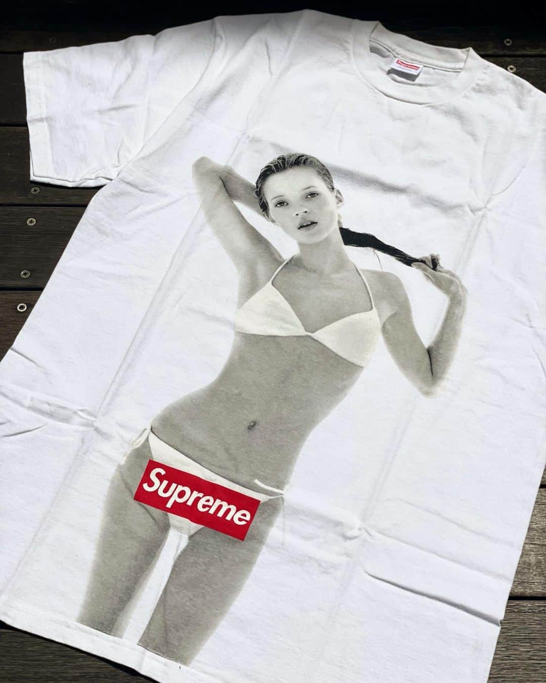 fools_judge_streetのインスタグラム：「SUPREME 10Th Anniversary Kate Moss Tee✨ New Stock❗️ 1994〜2004✨  店頭にてご覧頂けます。 プロフィール欄より、 オンラインストアページにアクセスできます。 ※その他ご不明点は店頭または、 DMまでお問い合わせください。  如有任何疑问，请在instagram上留言。 欢迎浏览我们的网上商店以及光临我们在原宿的实体店。  For inquiries, please message us on instagram. Please confirm our online store. Thank you.  #supreme #supremeforsale #supremenyc #supremenewyork #シュプリーム #foolsjudge #katemoss」