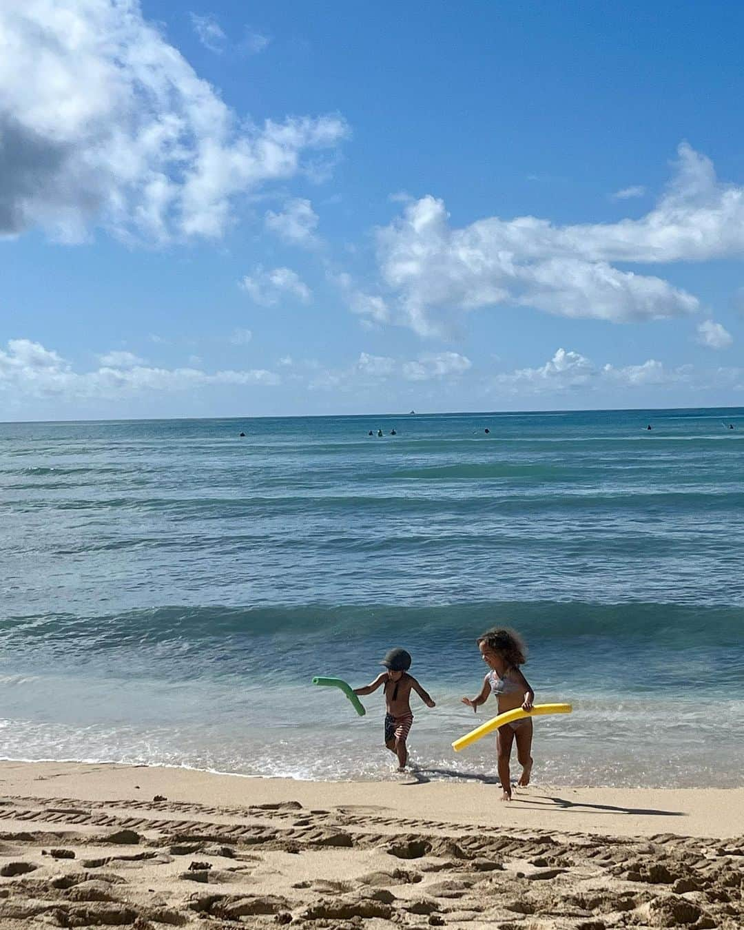 足立かりんさんのインスタグラム写真 - (足立かりんInstagram)「Hawaii🌺 #早朝ビーチ #完全に現地な人あかねん #絶対焼けたくない裕子 #クセの集まり #ビーチでもそれぞれ #どこみてもthehawaii #幸せなんだが #hawaii#beach#女子旅#旅猿娘#旅猿#hawaiitrip」4月28日 13時11分 - karinadachi