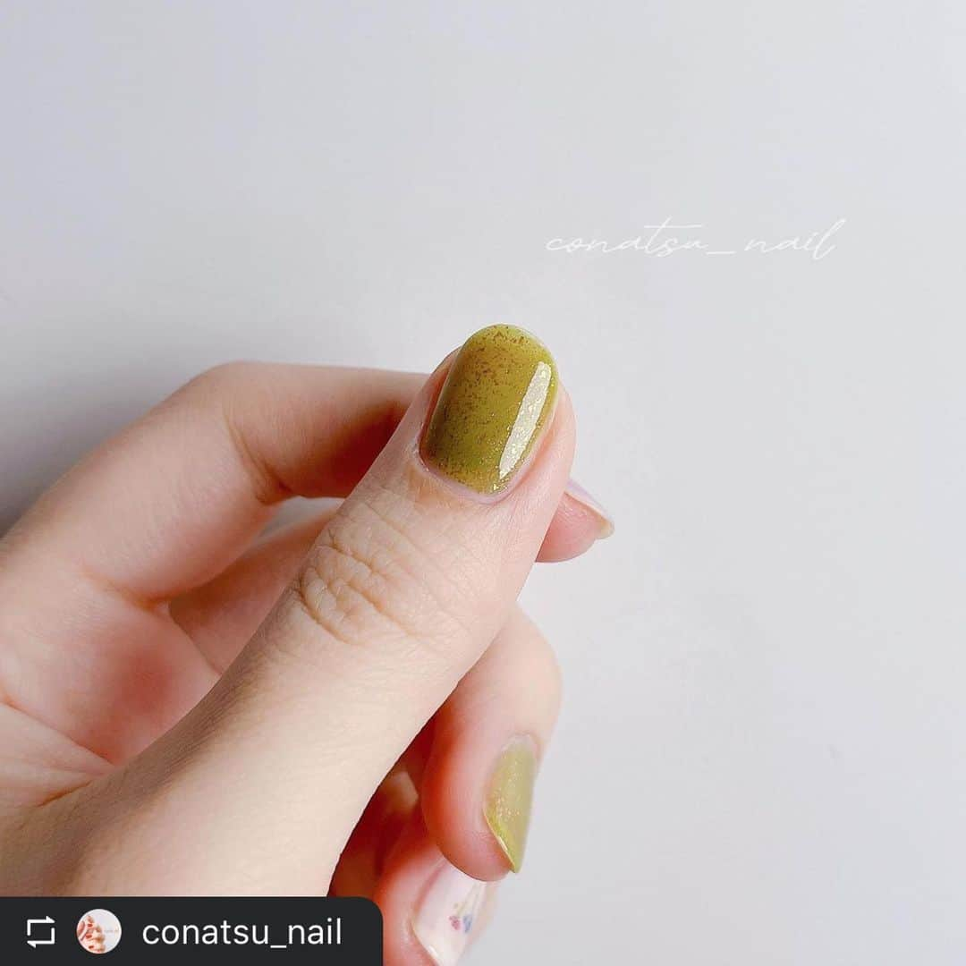 【PLANET NAIL（プラネット ネイル）】公式さんのインスタグラム写真 - (【PLANET NAIL（プラネット ネイル）】公式Instagram)「✰✰✰ ━━━━━━━━━━━━━━━ @conatsu_nail さま♡  PLANET NAIL ラメネイル PBL15 巡る流星群 を使ったおしゃれな配色ネイルデザインのご紹介ありがとうございます😌💅✨  あったかくなればなるほどカラーで遊びたくなっちゃいますよね🩵🩷  ╍ ╍ ╍ ╍ ╍ ╍ ╍ ╍ ╍ ╍ ╍ ╍ ╍ ╍ ╍ ╍ ╍  𓂃 @conatsu_nail こなつです ◡̈⋆ ⁡ ちふれの新色黄緑を使った配色ネイル🌿 ⁡ ストーリーでアンケート取ったら 意外と知らない人多くてびっくり😳♡ ⁡ 少し透明感のある黄緑に 金箔のようなゴールドラメが入ってるんです˖ ࣪⊹ ⁡ メインで使いたかったので中指に🖐🏻♡ ⁡ 薄紫と鮮やかブルーと組み合わせて 2輪のお花を咲かせてみました🌱 ⁡ ここまで小ぶりのお花を爪楊枝で描くのは 初めてだったけどいい感じに描けたから満足ー♩ ⁡  ⁡ ⁡ 𖤣𖥧𖥣｡𖤣𖤥𖠿𖤣𖤥. . .𖥧𖡼.𖤣𖥧. . 𖥧 𖥧 𖧧 ˒˒. .‎𖠋 ⋆. 𓂃 .⋆ 𖥣 𖤣 ⸒⸒ ⁡ 使ったもの𓂃 𓈒✍︎ ⁡ 親指・中指︰ @chifure_official 820 ⁡ 人差し指︰ @romand_jp w06 LILAC SOAP  ⁡ 薬指︰ @ririmew_official 06  ⁡ 小指︰ @ringonailpolish No.06 VERY BERRY BLUE ⁡ 小ぶりのお花︰  @ringonailpolish No.06 VERY BERRY BLUE  @causettejoli こすもすせんせん  @chifure_official 820 ⁡ ラメ︰ @planet.jp PLB15 巡る流星群 ⁡ ⁡ ⁡ ⁡ ┈┈┈┈┈┈┈ ❁ ❁ ❁ ┈┈┈┈┈┈┈ ⁡ -ポリッシュでもできるかわいいデザインをご紹介♡- ⁡ ▒ ちゅるんとした透明感ネイル ▒ 統一感のある配色ネイル ▒ 爪楊枝を使ったアートネイル ⁡ ご相談・真似っこ報告DMお気軽に💌 ⁡ ⁡ ≫ @conatsu_nail  ⁡ ⁡ ⁡ #selfnail #マニキュア #ポリッシュ #ポリッシュネイル #セルフネイル初心者 #ネイル初心者 #簡単ネイル #おすすめネイル #自爪ネイル  #春ネイル #春ネイルデザイン #春色ネイル #ちゅるんネイル #透明感ネイル #透け感ネイル #配色ネイル #黄緑ネイル #ブルーデザイン #お花ネイル #お花ネイルデザイン #フラワーネイル  #chifure #ちふれネイル #romand #ロムアンドネイル #ririmew #リリミュウネイルポリッシュ #ringonailpolish #planetnail #プラネットネイル」4月28日 13時11分 - planet.jp