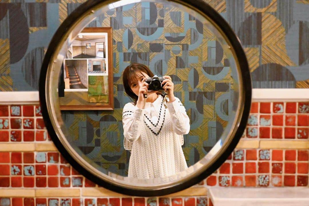 田中萌さんのインスタグラム写真 - (田中萌Instagram)「* この前、京都に行ったときに 泊まったホテルにあった鏡が とっても可愛らしかった☺️❤️ (昔の洗面台らしい)  カメラで撮ったら上が切れていた笑  おひとりさま。 @ohitorigram の 投稿を見て泊まろうと思いました🤍 (ひとり旅の予定でしたが最終的に母と)  恩返ししていかないと、と強く思います  #レトロ#京都#京都旅#京都旅行#母娘旅#旅の記録」4月28日 13時12分 - moetanaka_ex