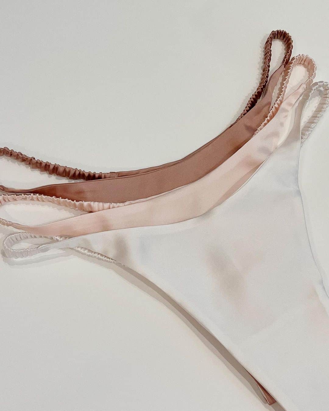 Chiyono Anneさんのインスタグラム写真 - (Chiyono AnneInstagram)「3 Silk Thongs: White, Pale Pink & Dusk.  デイリー使いにぜひ🍑  お問い合わせ頂ければオンラインショップに記載のないお好きなカラーでもお作り可能です。 お気に入りの形は何色あってもいいですから☺️🌈  #シルク #チヨノアン #ハンドメイド #chiyonoanne #bespokelingerie #handmade #silkthong」4月28日 13時15分 - chiyono_anne
