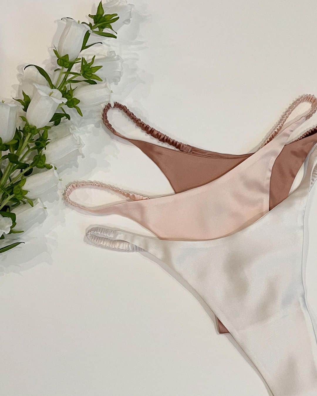 Chiyono Anneさんのインスタグラム写真 - (Chiyono AnneInstagram)「3 Silk Thongs: White, Pale Pink & Dusk.  デイリー使いにぜひ🍑  お問い合わせ頂ければオンラインショップに記載のないお好きなカラーでもお作り可能です。 お気に入りの形は何色あってもいいですから☺️🌈  #シルク #チヨノアン #ハンドメイド #chiyonoanne #bespokelingerie #handmade #silkthong」4月28日 13時15分 - chiyono_anne