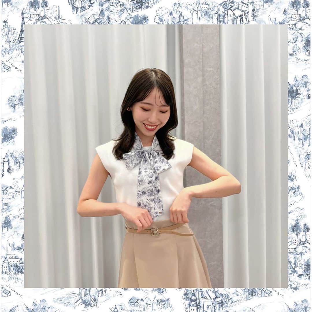 のインスタグラム：「チズガラシリーズ🗺️ 📣2BUY10%OFF・Wポイント【 4/28-4/30･WEBのみ開催】 ￣￣￣￣￣￣￣￣￣￣￣￣￣￣￣￣￣￣￣￣ 4/28-4/30の期間中 2BUY10%OFF・Wポイントをオフィシャルストアにて開催🛍️ 新作アイテムが4月28日より続々入荷致しましたので 是非この機会にご覧ください！  さらに！ 展示会でも大人気だったチズガラシリーズが 4/28(金)より 発売💌 架空の街をオリジナルで描き起こした地図柄は "JILL by JILL STUART"のロゴも隠れている 遊び心もあるデザイン。  . 🔸2Wayチズガラスカーフニットトップス 商品番号 1253170036 ¥ 9,900（税込）  夏も大活躍の 2Wayチズガラスカーフニットトップスは 存在感のあるスカーフがポイント。 前でのリボン結びはもちろん、 後ろで結んでアップヘアにするスタイルもお勧め。 清涼感があるシャリみのニットで暑い時期も快適。 リボンは取ることもできるので シンプルなニットトップスとしても着用できます。  ￣￣￣￣￣￣￣￣￣￣￣￣￣￣￣￣￣￣￣￣￣ #ジルバイジルスチュアート  #jillbyjillstuart #jillby  #2023ss」