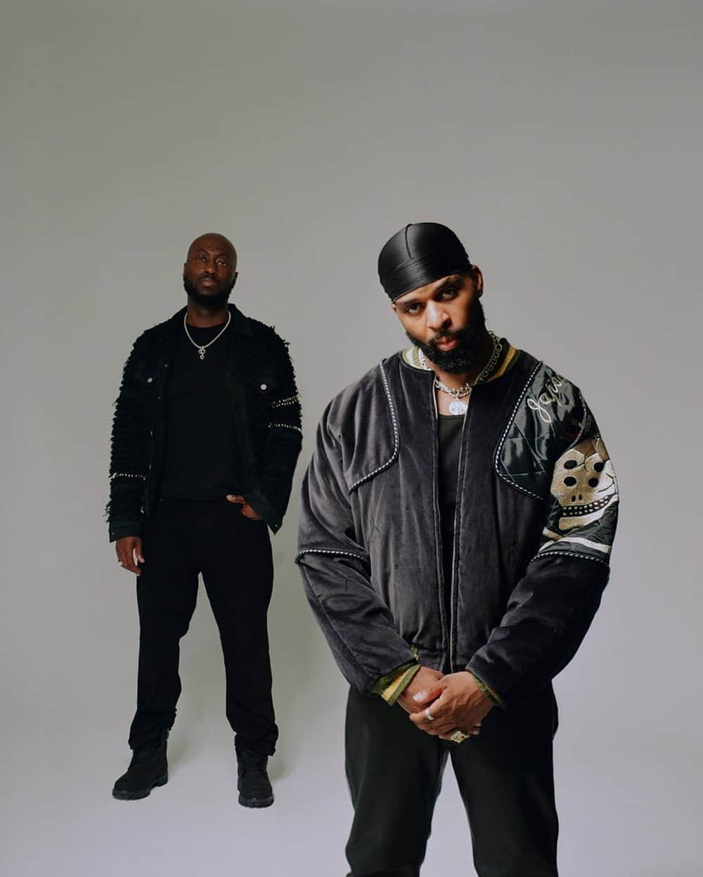 のインスタグラム：「⚡McGuffin Street News⚡  ドレイク率いるレーベル＜OVO Sound＞の最重要R&Bデュオ、dvsn 初来日公演をビルボードライブにて開催  @dvsn   ドレイクが率いる今最もアツいレーベル＜OVO Sound＞が贈る最重要チルアウト・R&Bデュオdvsnが初来日公演をビルボードライブで開催決定！シンガーのダニエル・デーリーと、ドレイクの「Hotline Bling」、「One Dance」のプロデューサーとしても知られるナインティーン85からなるマルチタレント・デュオである彼ら。2015年にカナダのトロントにて結成すると、即座にドレイクの目に留まり＜OVO Sound＞と契約。翌年の2016年にデビューアルバム『Sept.5th』をリリースし、瞬く間に世界中のR&amp;Bラヴァー達の心を掴んだ。2021年にはタイ・ダラー・サインとのコラボレーション・アルバム『Cheers to the BestMemories』を発表。また2022年には4thアルバム『Working on My Karma』をリリースと、そのクリエイティビティと彼らの勢いはとどまることを知らない。ナインティーン85が 創り上げる最先端でありながら90年代R&amp;Bも感じさせるサウンドに、ダニエルのセクシーで美しいファルセットが駆け巡る至極のパフォーマンス。現行シーンの最前線を是非体感してほしい。  ●公演概要 dvsn ディヴィジョン  【ビルボードライブ大阪】（1日2回公演） 2023/9/4（月）1stステージ 開場17:00 開演18:00 / 2ndステージ 開場20:00 開演21:00 サービスエリア￥11,300- カジュアルエリア￥11,300-（1ドリンク付）  【ビルボードライブ東京】（1日2回公演） 2023/9/6（水）-7（木）1stステージ 開場17:00 開演18:00 / 2ndステージ 開場20:00 開演21:00 サービスエリア￥11,300- カジュアルエリア￥10,800-（1ドリンク付）  発売日 Club BBL会員先行＝2023/5/31（水）正午12:00より 一般予約受付開始＝2023/6/7（水）正午12:00より ＊本公演のご予約はビルボードライブWEBサイトおよびプレイガイドにて行います。ビルボードライブ予約センター での電話受付はございませんので予めご了承ください。  #dvsn」