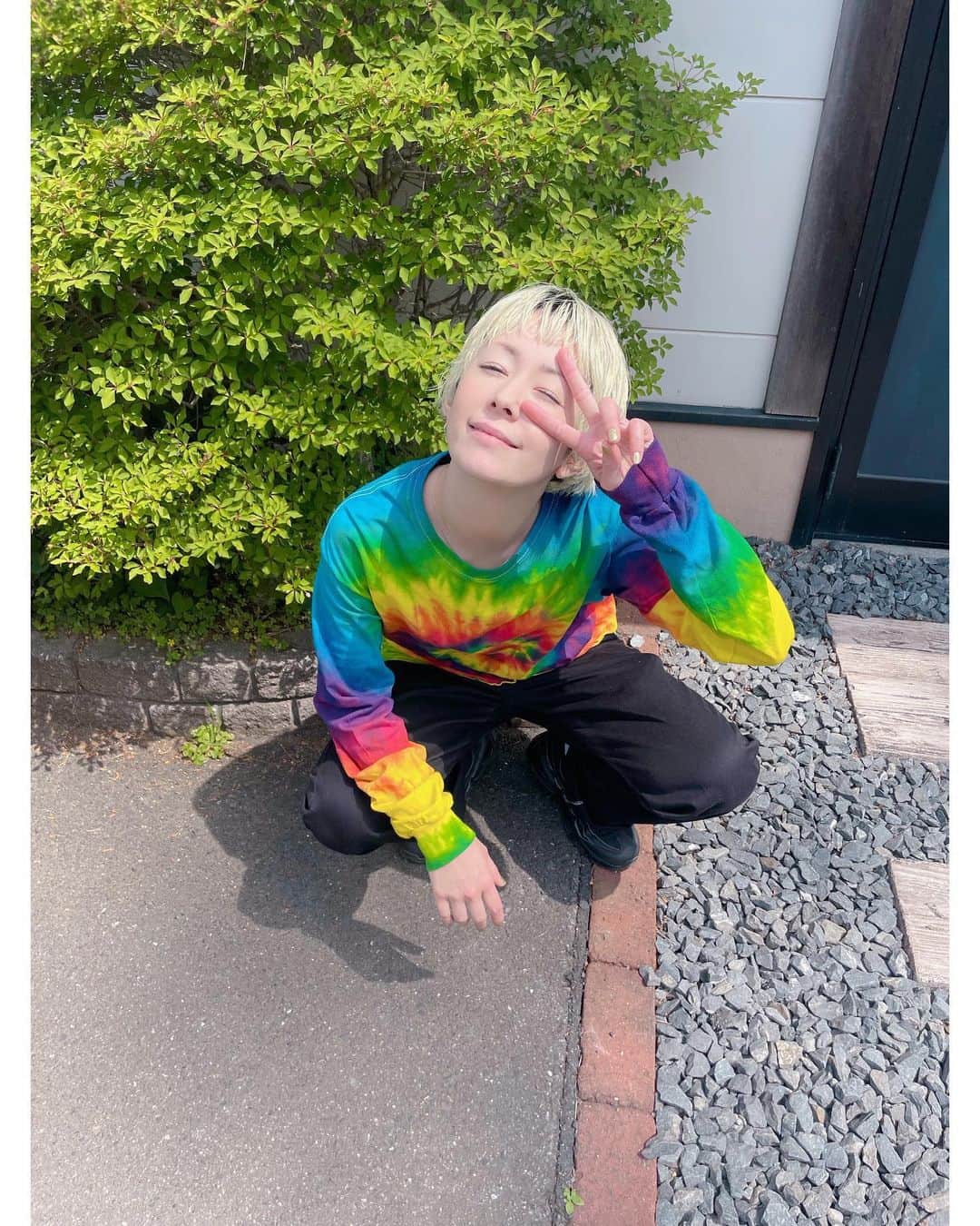 木村カエラのインスタグラム：「いーいてんきだ。眩しくて目があいてない。🫠 本日20:00くらいからインスタライブします！！  19時は無理そうなので、20時で！！  リハーサルしてきます！☺️ いってきまーす。  #インスタライブ」