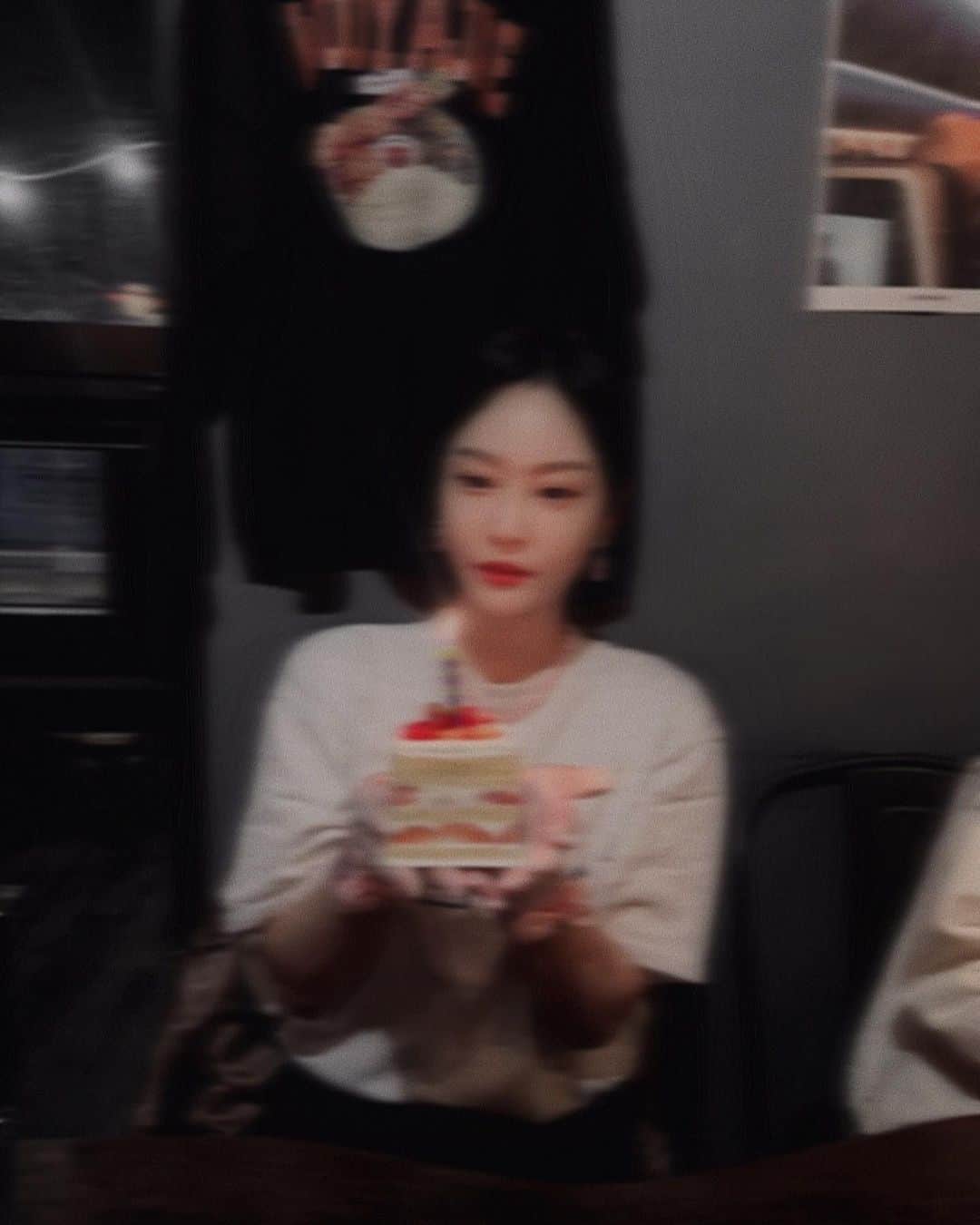 ハ・ウンジンのインスタグラム：「⠀ 지지난주 생일맞이 일일 공주님 체험👑 반짝반짝 장신구는 순서대로 물려줄게 기다려😉  #20230415」
