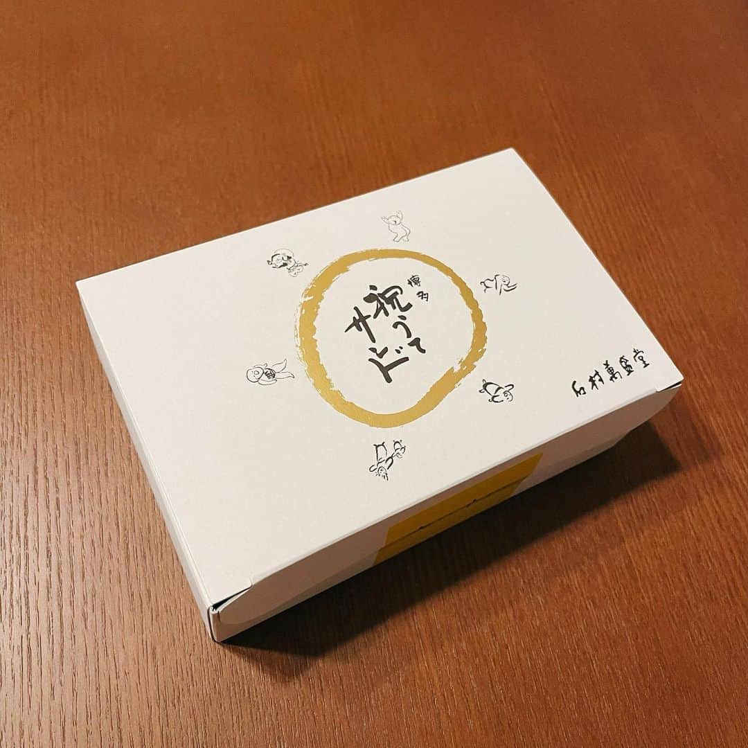 渕上舞のインスタグラム：「初めて買った☻︎  #祝うてサンド #石村萬盛堂 #福岡土産」