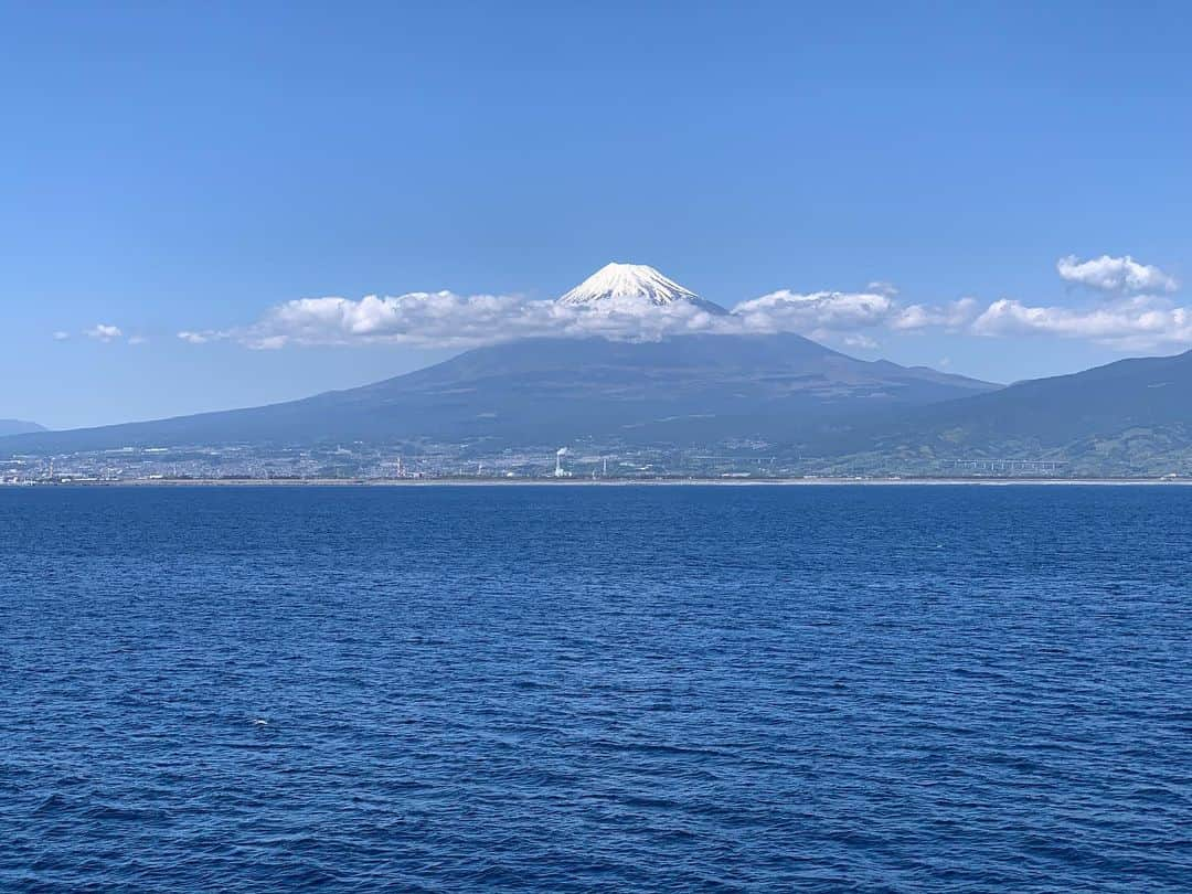 福井晶一さんのインスタグラム写真 - (福井晶一Instagram)「にっぽん丸「エンターテイメントクルーズ」2泊3日の旅が無事に終わりました。  １日目は島田歌穂さんと島健さんの素晴らしい船上コンサートを観せていただき大感動😭  そして2日目は場当たり、ゲネプロ、そして本番とバタバタでしたが、ミュージカル「THE THEATER」何事もなく無事に終えることができました。 お客様にも沢山入っていただき楽しんでもらえたようで良かったです。  僕自身、クルーズ船のお仕事は初めてだったのですがとても貴重な経験をさせて頂きました。 玉野さんをはじめ、素敵な共演者の皆様、スタッフの皆様にも心より感謝申し上げます。  しかし海はいいですね！ フェリーから見る水平線や波の音、富士山もとても綺麗だったなぁ。 心が穏やかに豊かになりました。  またご縁があればいつかまた乗船したいです！  #にっぽん丸 #エンターテイメントクルーズ #島田歌穂  #島健  #玉野和紀  #壮一帆  #藤重政孝  #増田有華 #荒田至法 #福井晶一」4月28日 13時28分 - shoichi.fukui