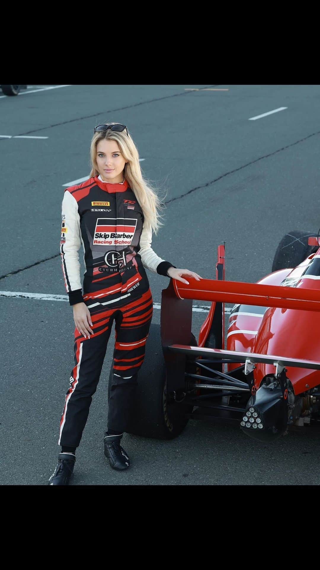 Lindsay Brewerのインスタグラム：「Want to drive a formula car the weekend of the Miami Grand Prix?! Offered on May 4th, 5th and 8th, @skipbarberracing is doing a one-day racing experience, which will get you behind the wheel of a Formula 4 race car at Sebring Raceway. Skip Barber racing was the first program I went through after karting so I highly recommend! Click the link in their bio to sign up today🏁🌴」