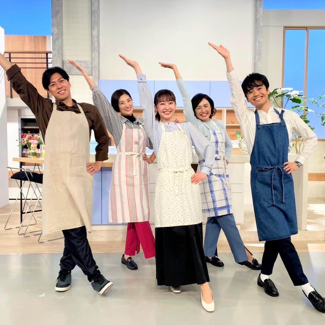 岩本乃蒼さんのインスタグラム写真 - (岩本乃蒼Instagram)「#キユーピー3分クッキング  最後の収録をおえてきました🍽 ⁡ 番組を担当した2020年4月から3年、 “おうち”で食べるごはんと 向き合うことが多かったこの期間に 「愛は食卓にある」んだなあと 感じる瞬間が何度もありました ⁡  いまだから言えるんですが (いや墓場まで持って行ったいたほうがいいのかな) アシスタントに就くまで料理の経験がほぼなく、 どの料理をつくる過程も 私にはとにかく新鮮に映り 毎回お腹もアタマもいっぱいになりながら うまく伝えるにはどうすればいいのか、 と試行錯誤の日々でした ⁡ いまでは 塩麻婆豆腐、豆腐サンドステーキ、 バスクチーズケーキ...あげるとキリがありませんが 先生方とお伝えしてきたレシピは 我が家のヘビロテメニューです🥗 ⁡ これからも、3分クッキングから 日々のお献立のヒントをもらいつづけたいとおもいます 放送は6月17日まで出演しています🍀」4月28日 13時36分 - noa_iwamoto