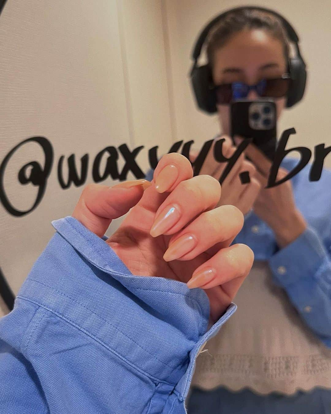 SAKURAのインスタグラム：「nail @nails.by_risa  　 年中ベージュのネイルの中で キラッとさせたり、ちゅるんとさせたり いつもたのしませてくれるリサネイル様🙏🏼🤍 　 爪がきれいだとテンションがあがるね♡」