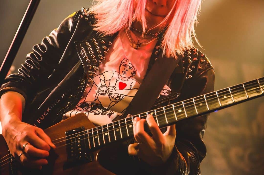 あやぺたのインスタグラム：「dustbox Intergalactic Tour Final Series  2023.4.14(FRI) @ 福岡BEAT STATION  人生の半分をdustboxと過ごしてきました🫶 醤油ギターに貼られてたけど気づきませんでした🫶 らぶ🫶  photo by @naoto_iwabuchi_」