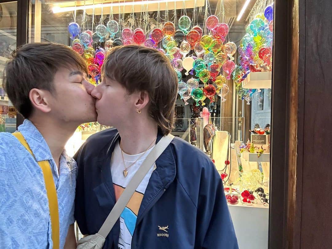 Seigo & Brenのインスタグラム：「Falling love you and Venezia🇮🇹  #gay #gaycouple #ゲイ #ゲイカップル #夫夫 #husbands #イタリア #ベネツィア #italy #venezia #loveislove #Pride #LGBTQ #アメリカ生活 #husbandandhusband #Japan #日本 #Youtube #travel #trip」