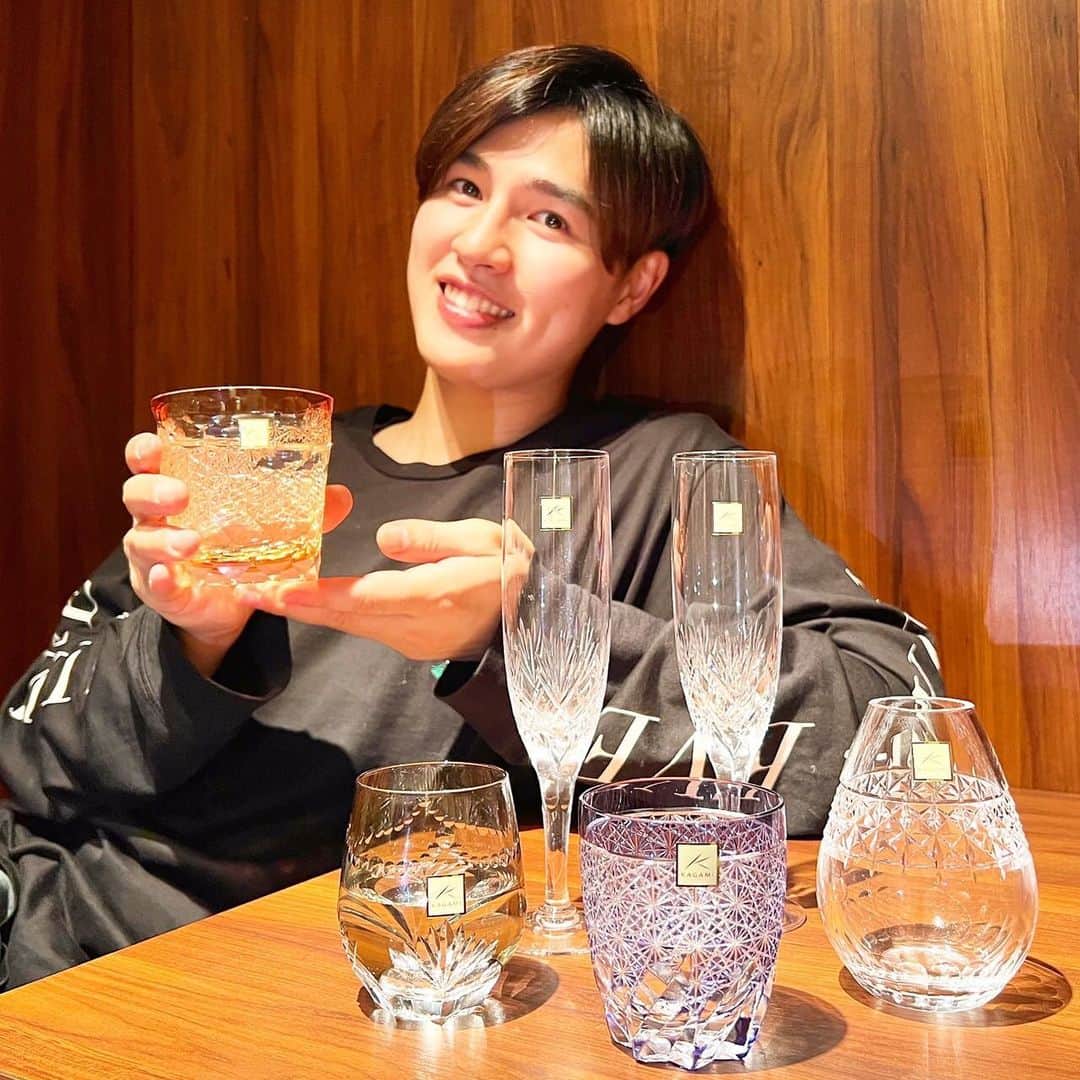 のインスタグラム：「実はYouTubeを再開しています！  このYouTubeでは細かくカテゴライズすることなく、 自分の好きなものや興味があることを ゆっくりのんびり共有していく アカウントにしようと思っております！  今回は好きなもの第一弾、、、！  僕の江戸切子コレクションを紹介しています。  まるで案件のように「カガミクリスタル」縛りですが 単に心から好きなだけですっ笑  江戸切子の輝きを楽しんでください！」