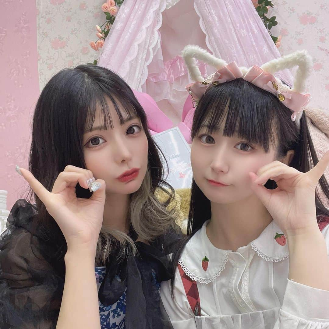 米倉みゆさんのインスタグラム写真 - (米倉みゆInstagram)「可愛いスタジオレンタルしました♥️🧸 . めりぽぴ初配信のときに お借りした スタジオフラワーベアさん🎀 . 1時間1000円で 衣装も髪飾りもアクセサリーも自由に使い放題のスタジオさんなかなかないので楽しくなって 空いた時間にドレスきてみちゃったりなんちゃったりして(´◉ᾥ◉｀)うふ👗 衣装は20着以上あって、キッズ用もありました🙆‍♀️ . どこで写真撮っても可愛いくて 女の子が大好きな空間♥️ 大きいリボンと撮るとより一層華やかで映えます🎀 . 三軒茶屋駅から徒歩10分 2時間7960円～ . 一日貸切プランも あるそうです︎💕︎ みんなも行ってみてね🏠 . . . . . . . . #スタジオフラワーベア #東京フォトスタジオ #アパレル撮影 #東京撮影会 #東京女子会 #フラワーベア #インスタ映えスポット #映えスポット  #かわいい #可愛い #可愛い女の子 #かわいい女の子 #ドレス #撮影会 #撮影会モデル #撮影 #撮影モデル #被写体 #ポートレート #ポトレ #モデル #ウエディングドレス #ウエディングモデル #推し活 #推し #インナーカラー #dress #studio #girl #wedding PR」4月28日 13時43分 - yone__miyu630