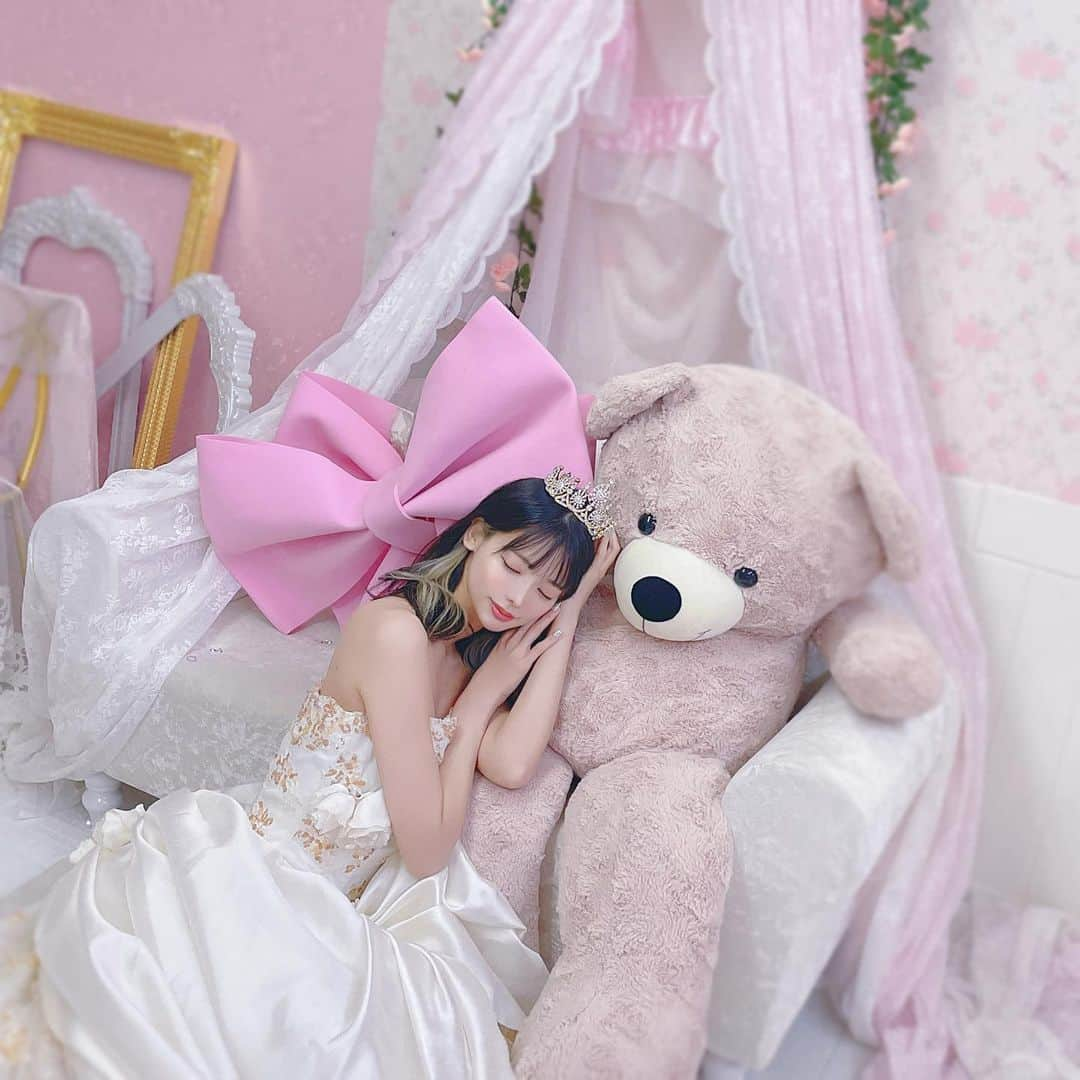 米倉みゆさんのインスタグラム写真 - (米倉みゆInstagram)「可愛いスタジオレンタルしました♥️🧸 . めりぽぴ初配信のときに お借りした スタジオフラワーベアさん🎀 . 1時間1000円で 衣装も髪飾りもアクセサリーも自由に使い放題のスタジオさんなかなかないので楽しくなって 空いた時間にドレスきてみちゃったりなんちゃったりして(´◉ᾥ◉｀)うふ👗 衣装は20着以上あって、キッズ用もありました🙆‍♀️ . どこで写真撮っても可愛いくて 女の子が大好きな空間♥️ 大きいリボンと撮るとより一層華やかで映えます🎀 . 三軒茶屋駅から徒歩10分 2時間7960円～ . 一日貸切プランも あるそうです︎💕︎ みんなも行ってみてね🏠 . . . . . . . . #スタジオフラワーベア #東京フォトスタジオ #アパレル撮影 #東京撮影会 #東京女子会 #フラワーベア #インスタ映えスポット #映えスポット  #かわいい #可愛い #可愛い女の子 #かわいい女の子 #ドレス #撮影会 #撮影会モデル #撮影 #撮影モデル #被写体 #ポートレート #ポトレ #モデル #ウエディングドレス #ウエディングモデル #推し活 #推し #インナーカラー #dress #studio #girl #wedding PR」4月28日 13時43分 - yone__miyu630